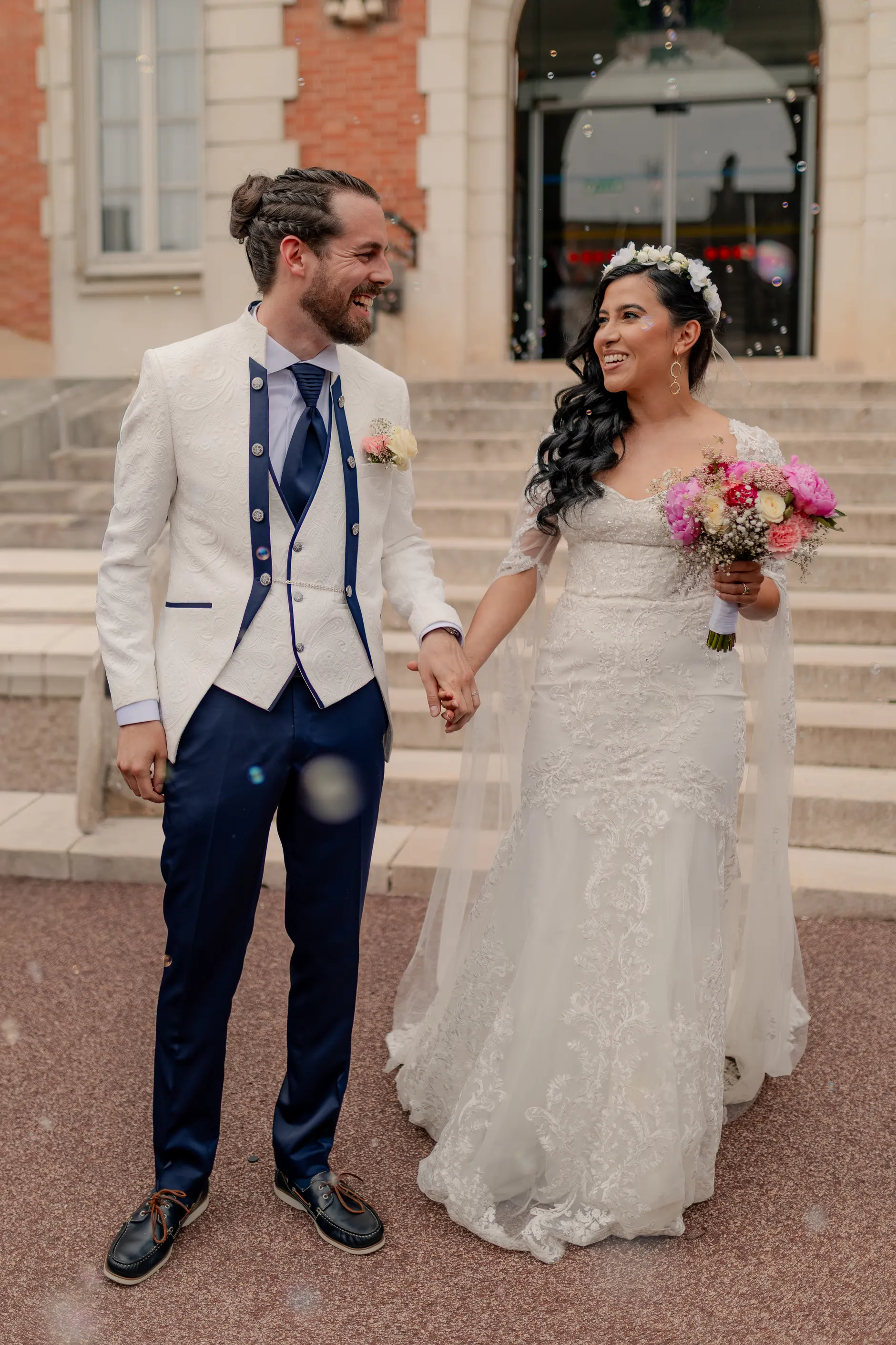 Retrato de pareja at ornate indoor venue – Deus y Romain boda Francia