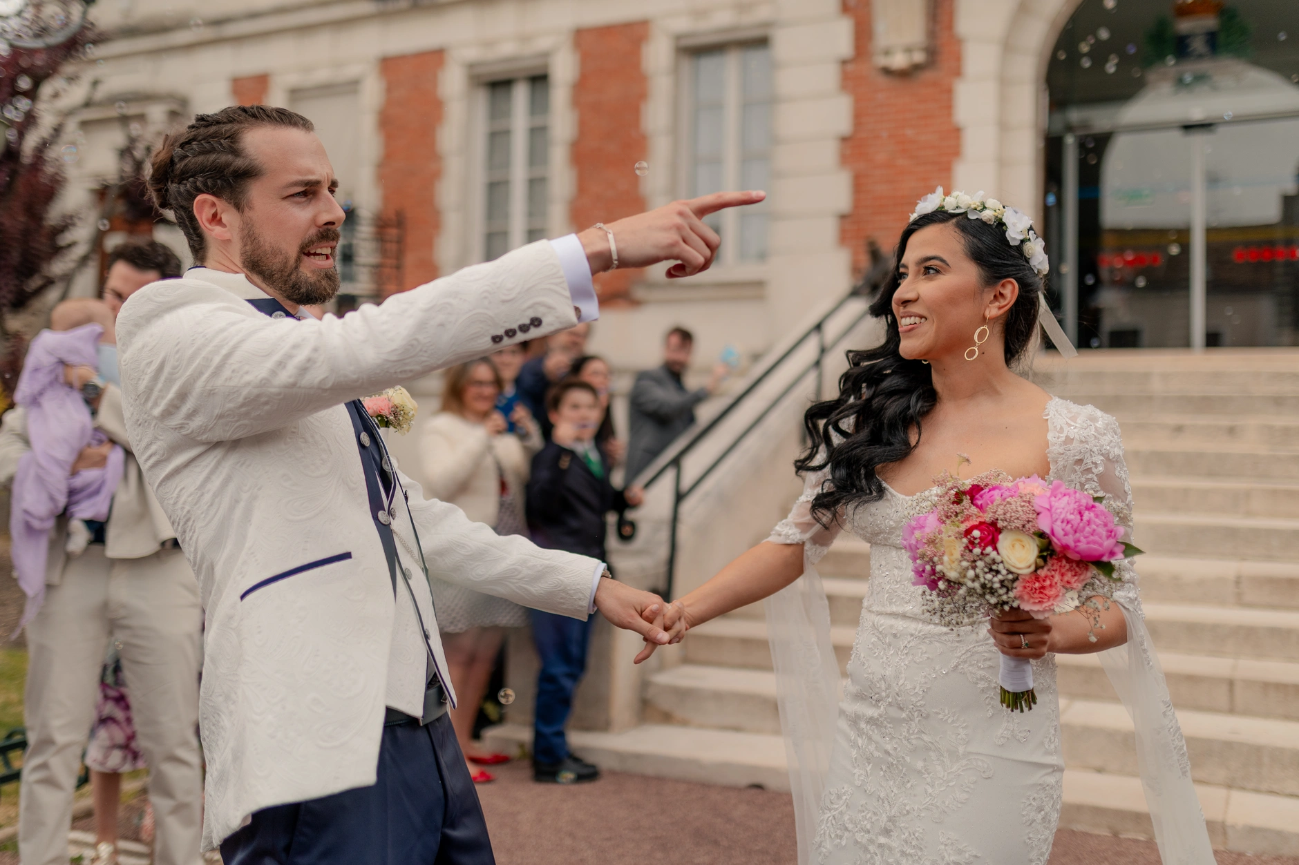 Couple bailando indoors – Deus y Romain boda Francia