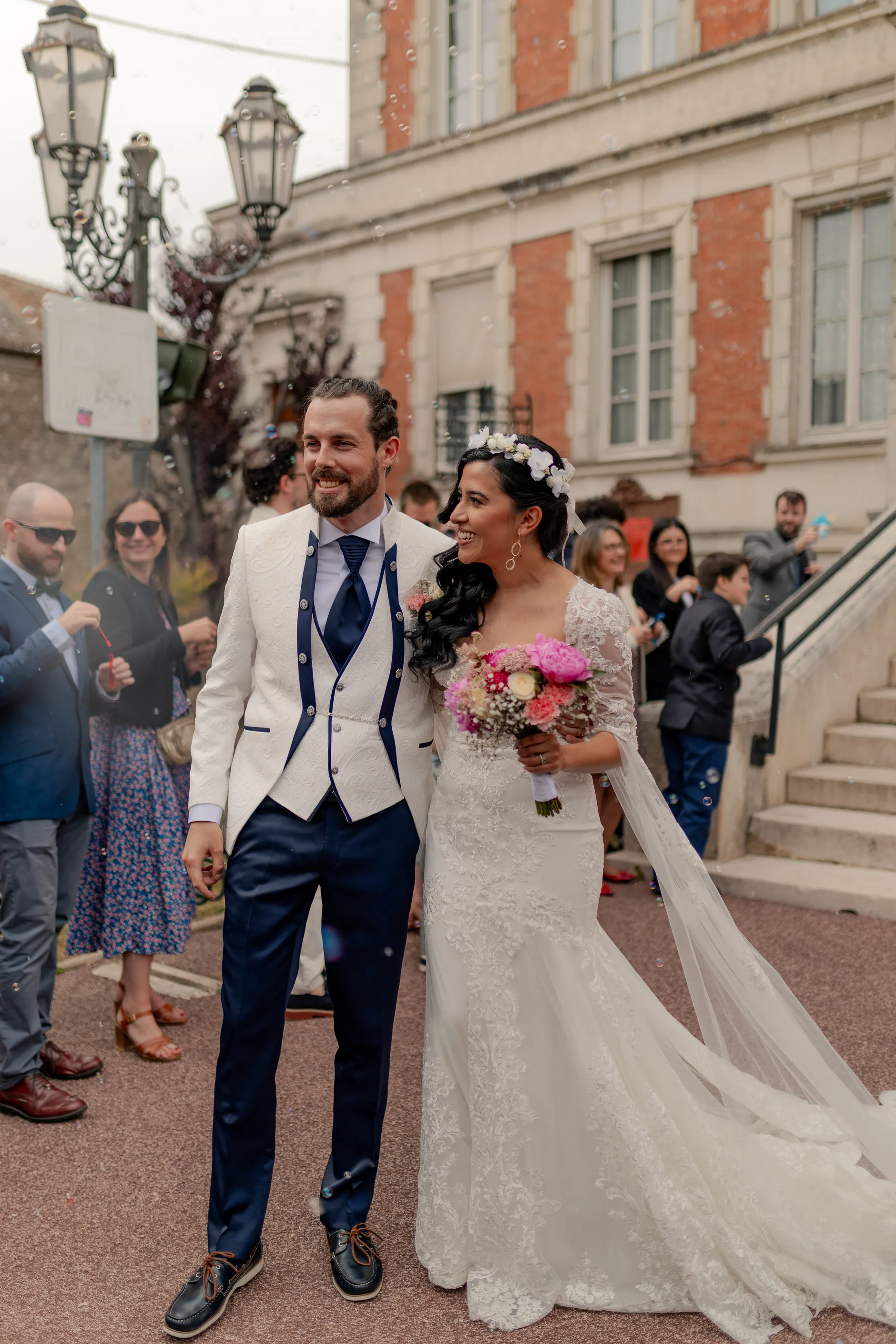 Invitados celebrating indoors at recepción – boda Francia