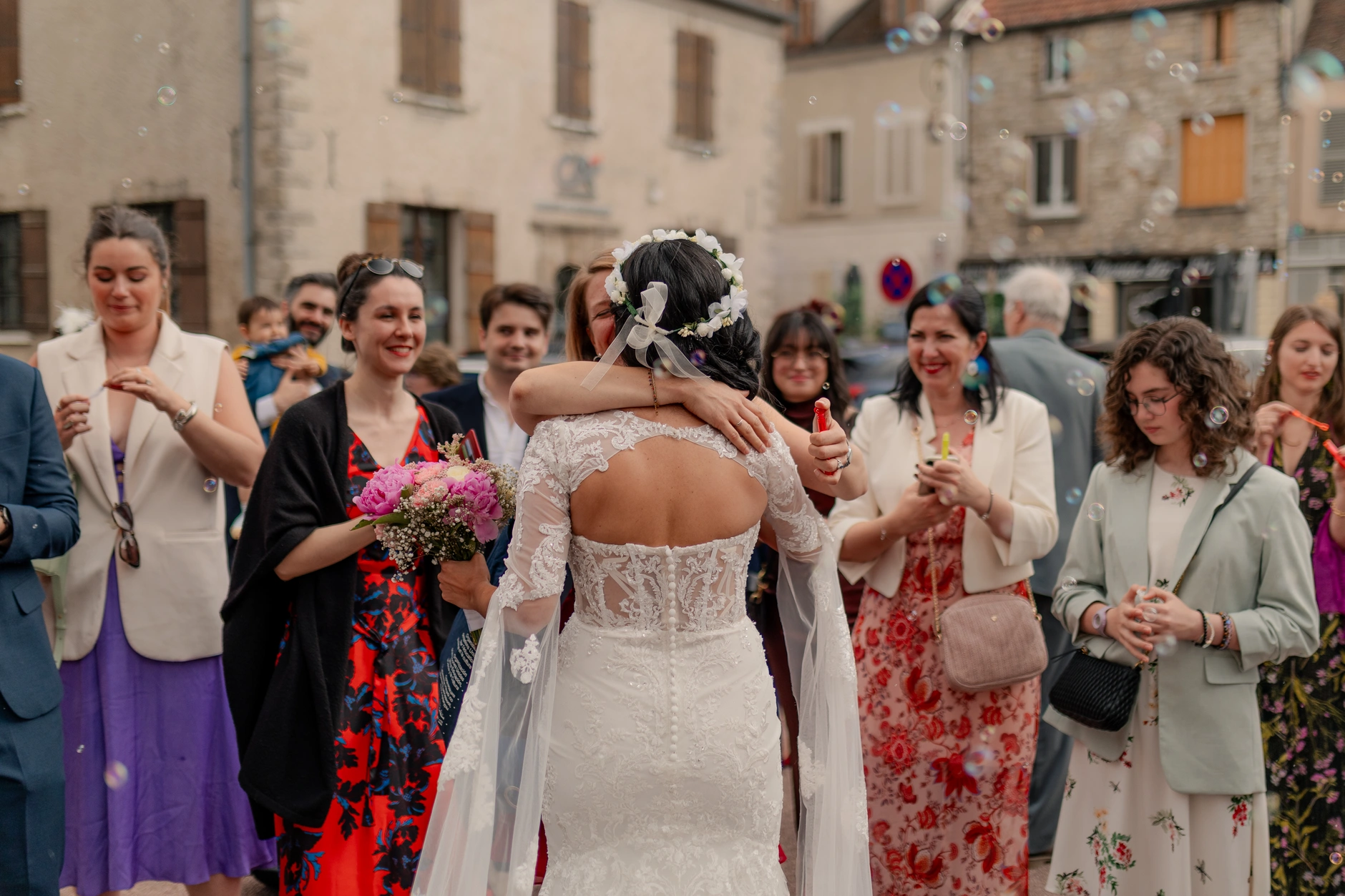 La pareja abrazándose indoors – Deus y Romain boda Francia