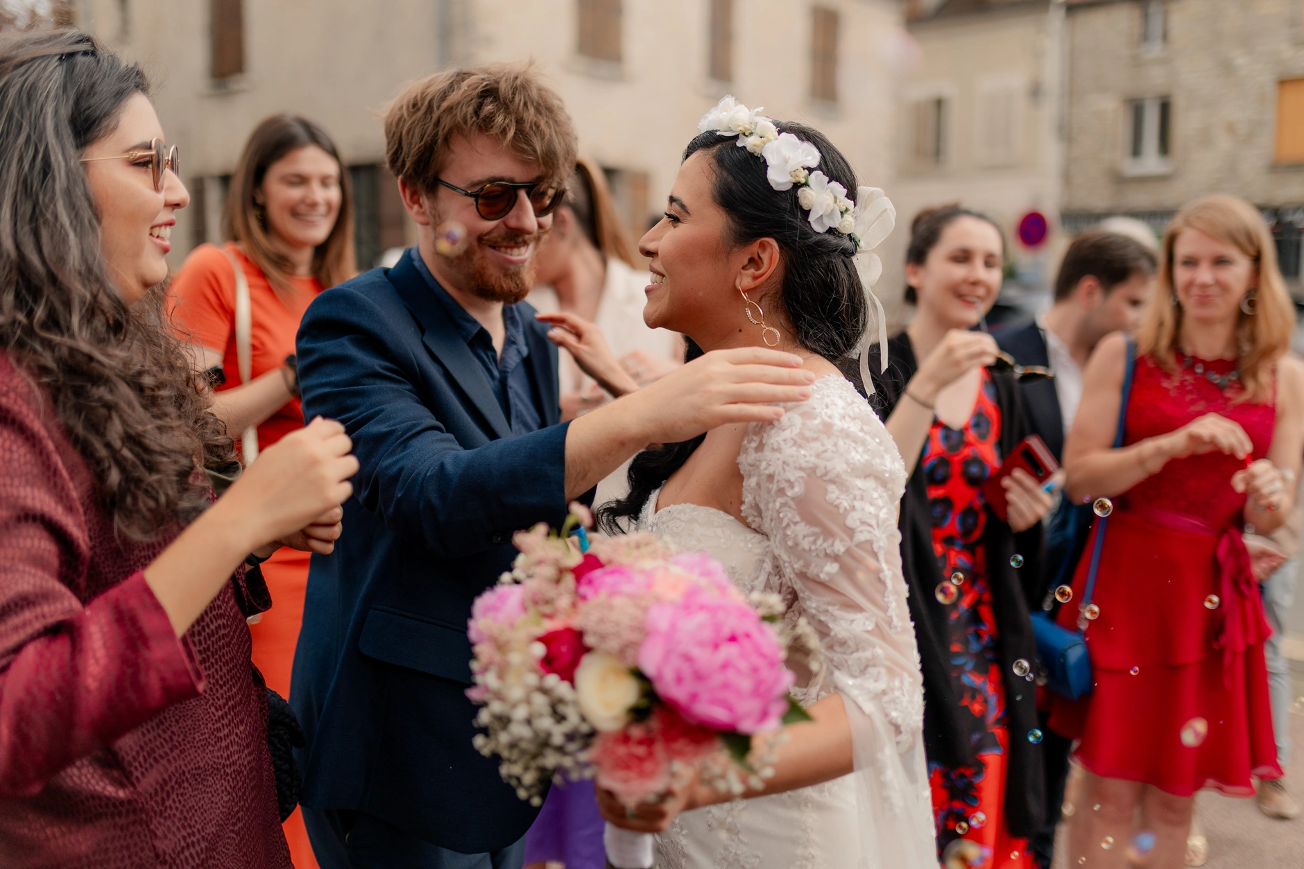 Retrato de pareja en la recepción interior – Deus y Romain boda Milly-la-Forêt