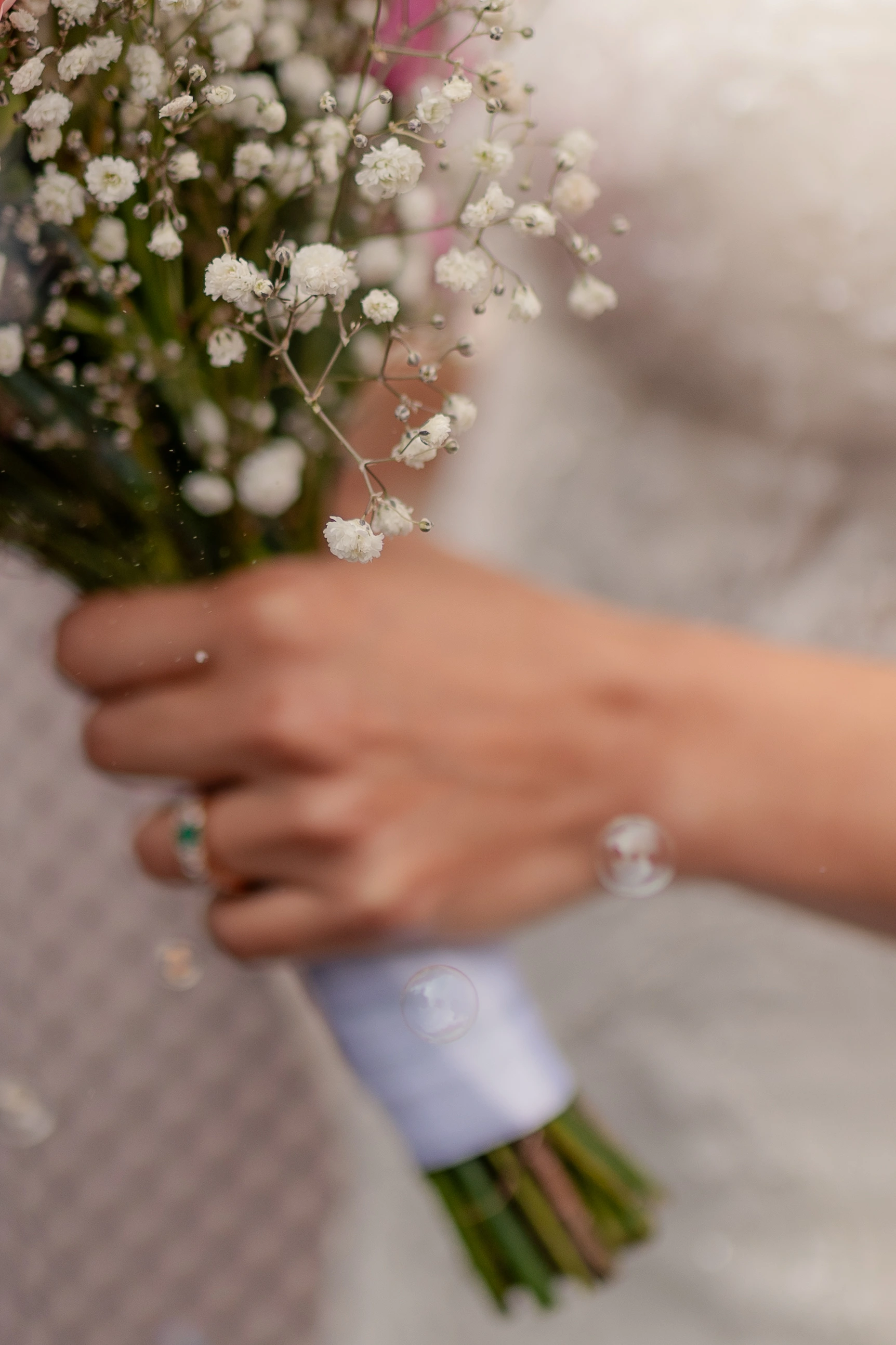 La novia Deus laughing en la recepción interior – fotografía de boda Milly-la-Forêt Francia