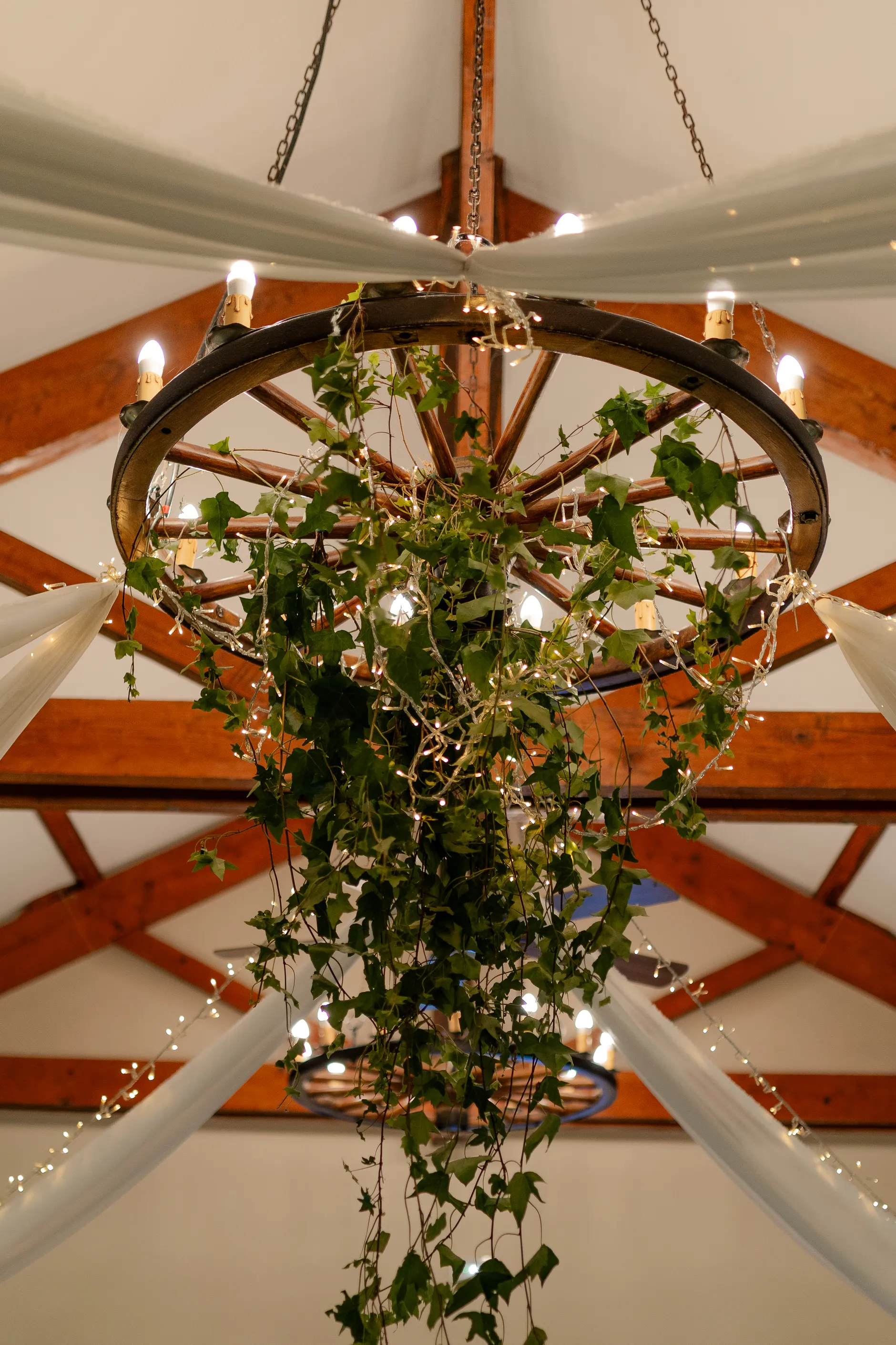 El novio Romain en la recepción interior – Deus y Romain boda Francia