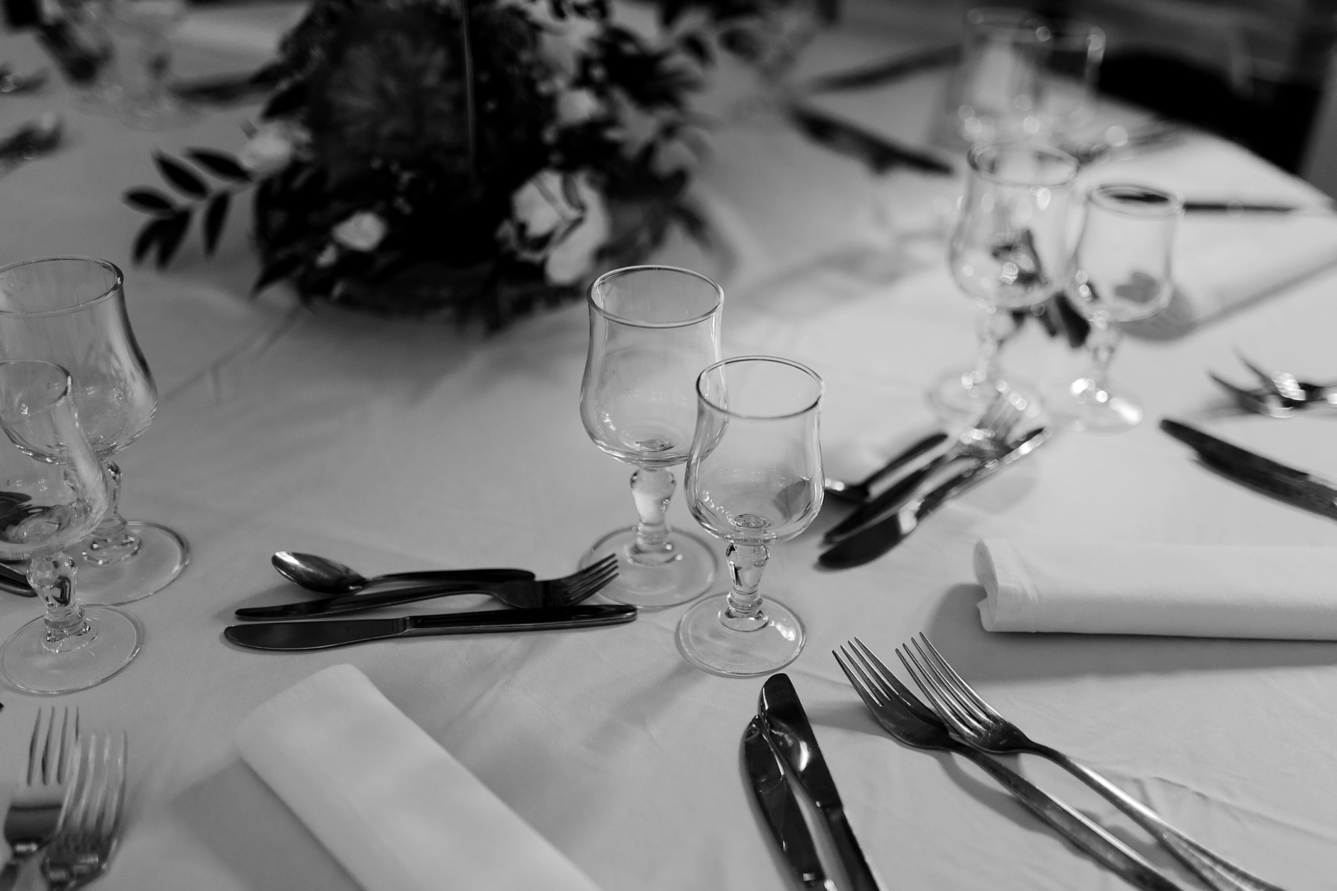 Couple en la recepción interior – fotografía de boda Francia