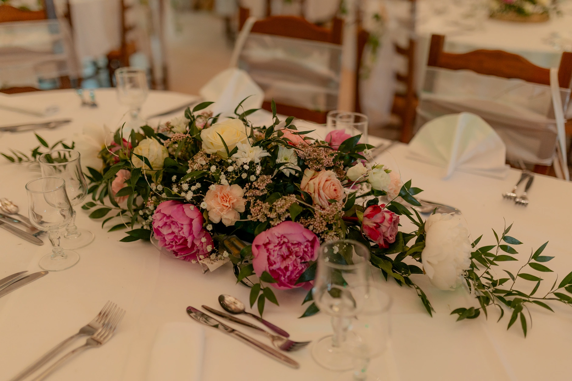 Indoor recepción candid – Deus y Romain boda Milly-la-Forêt Francia