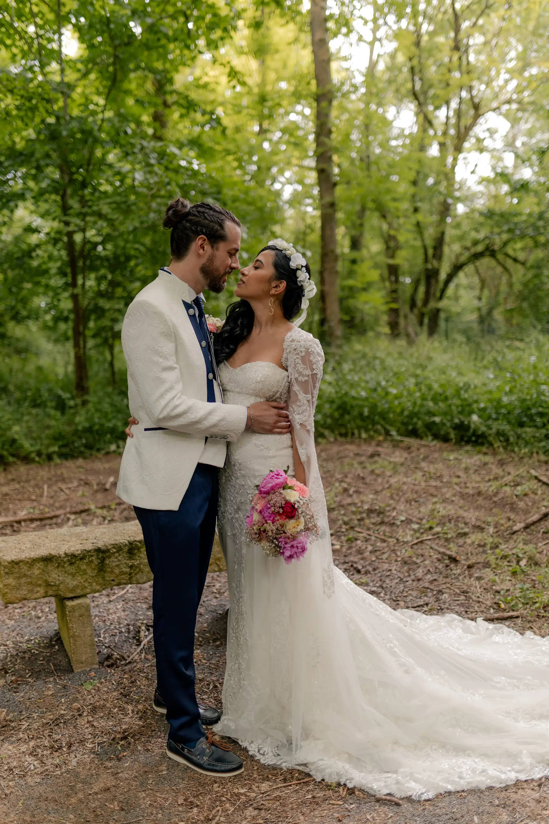 Couple bailando en la recepción interior – Deus y Romain boda Francia