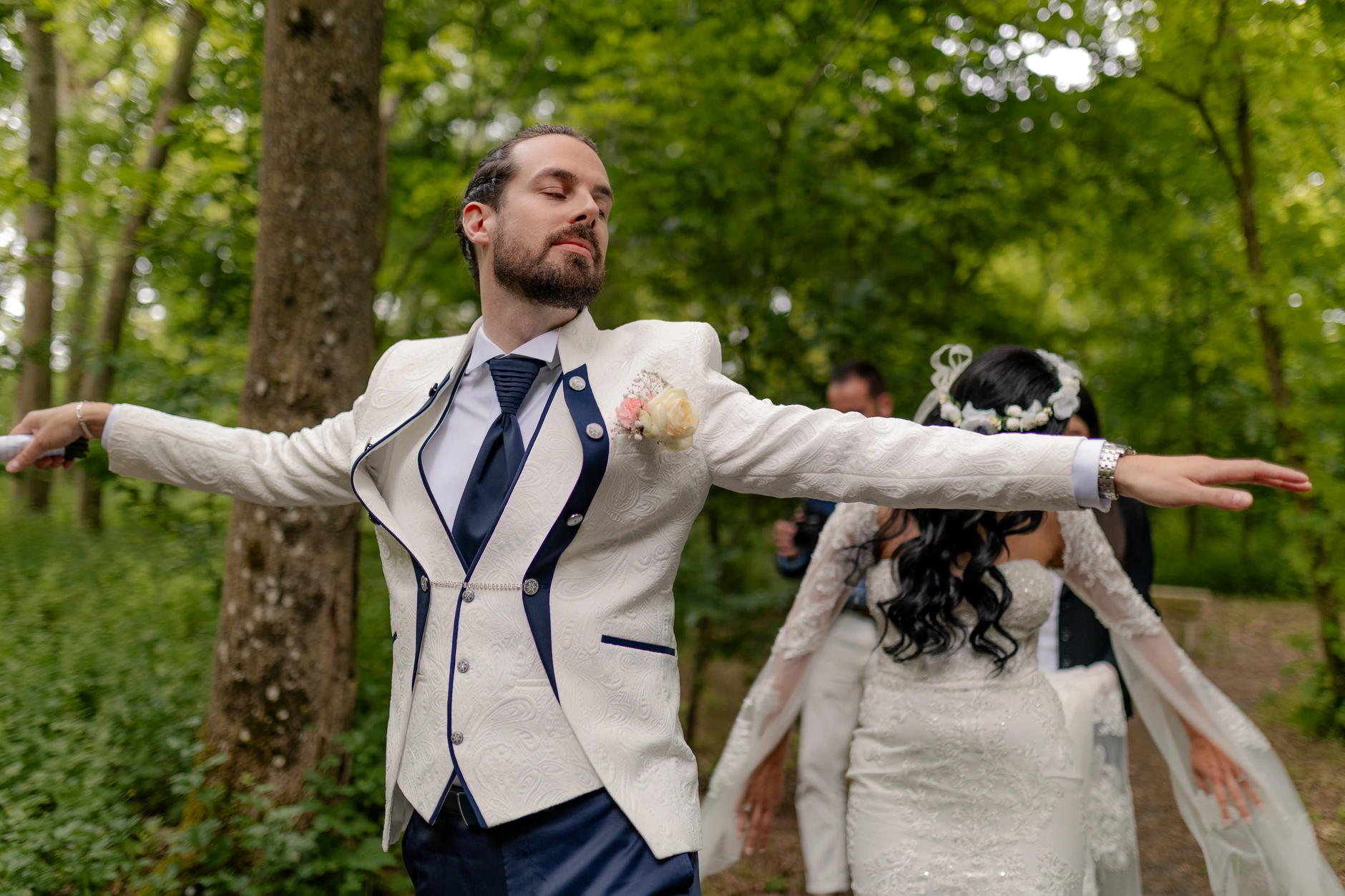 Invitados en la recepción interior – fotografía de boda Francia