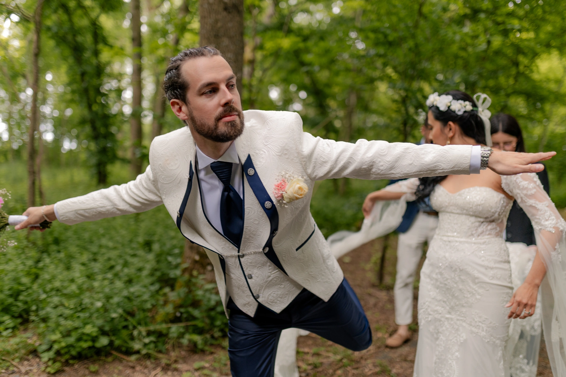 Indoor recepción portrait – Deus y Romain boda Milly-la-Forêt Francia
