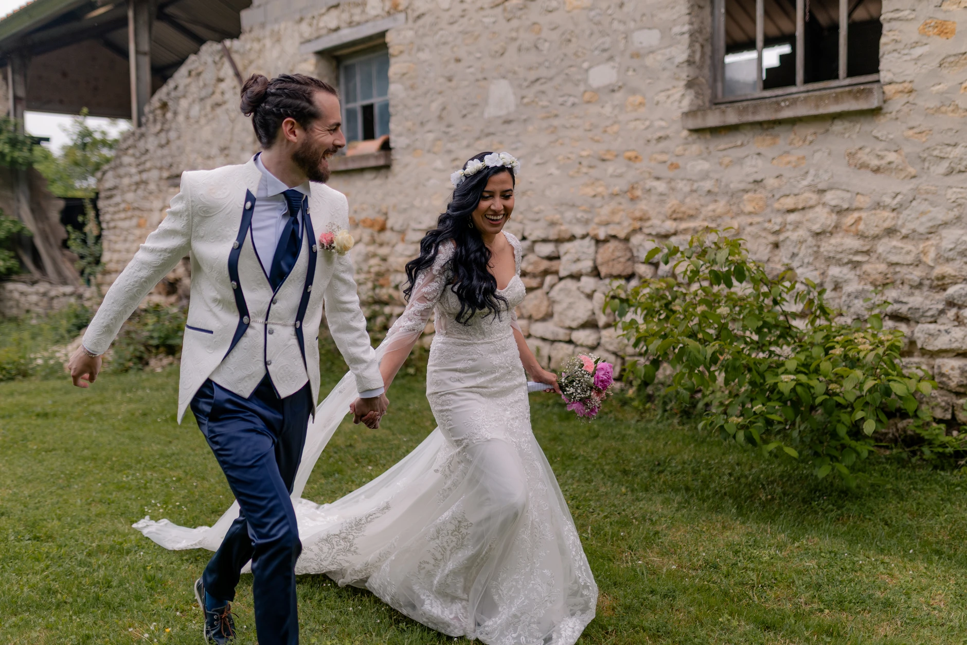 Retrato de pareja at venue ornamentado interior – fotografía de boda Milly-la-Forêt