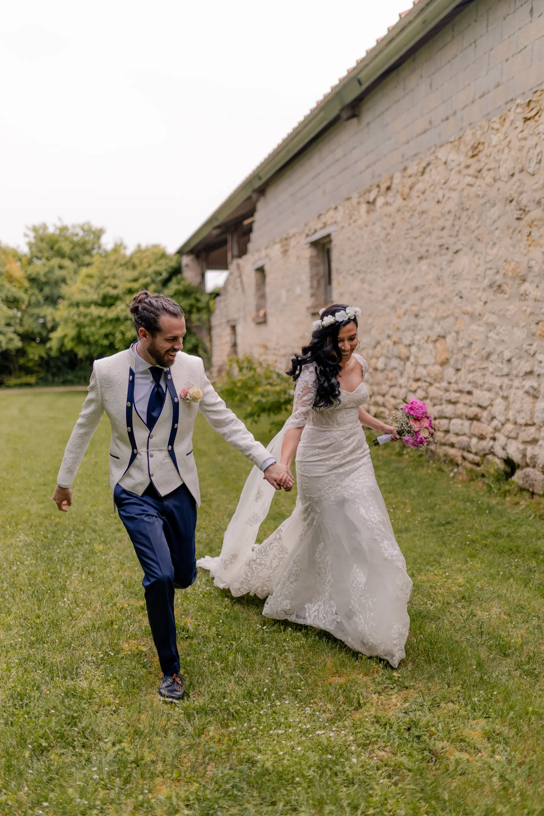 Spiral staircase en la recepción interior wedding venue – fotografía de boda Francia