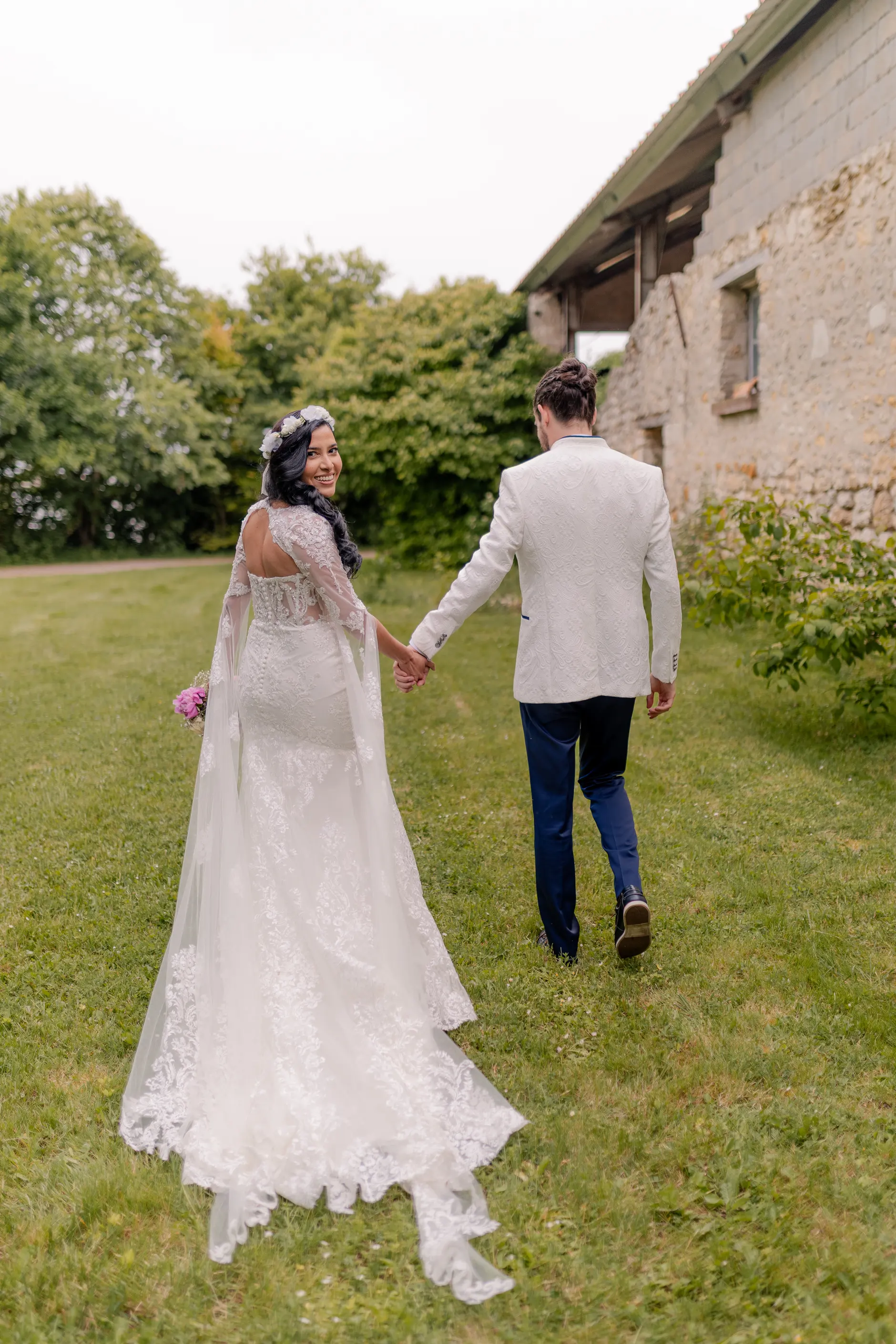 Indoor venue candid – fotografía de boda Francia