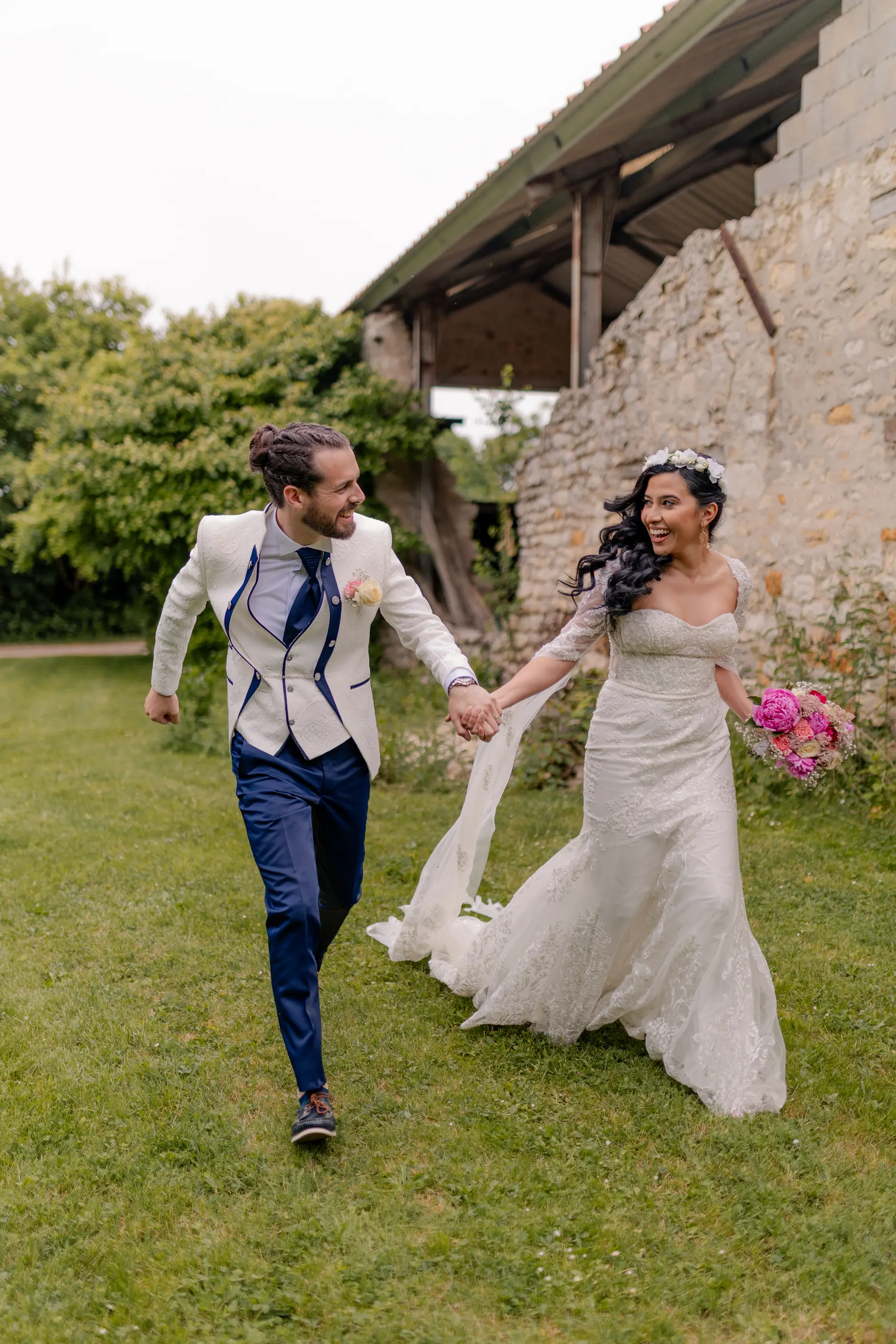 Groom and bride at venue interior – Deus y Romain boda Francia