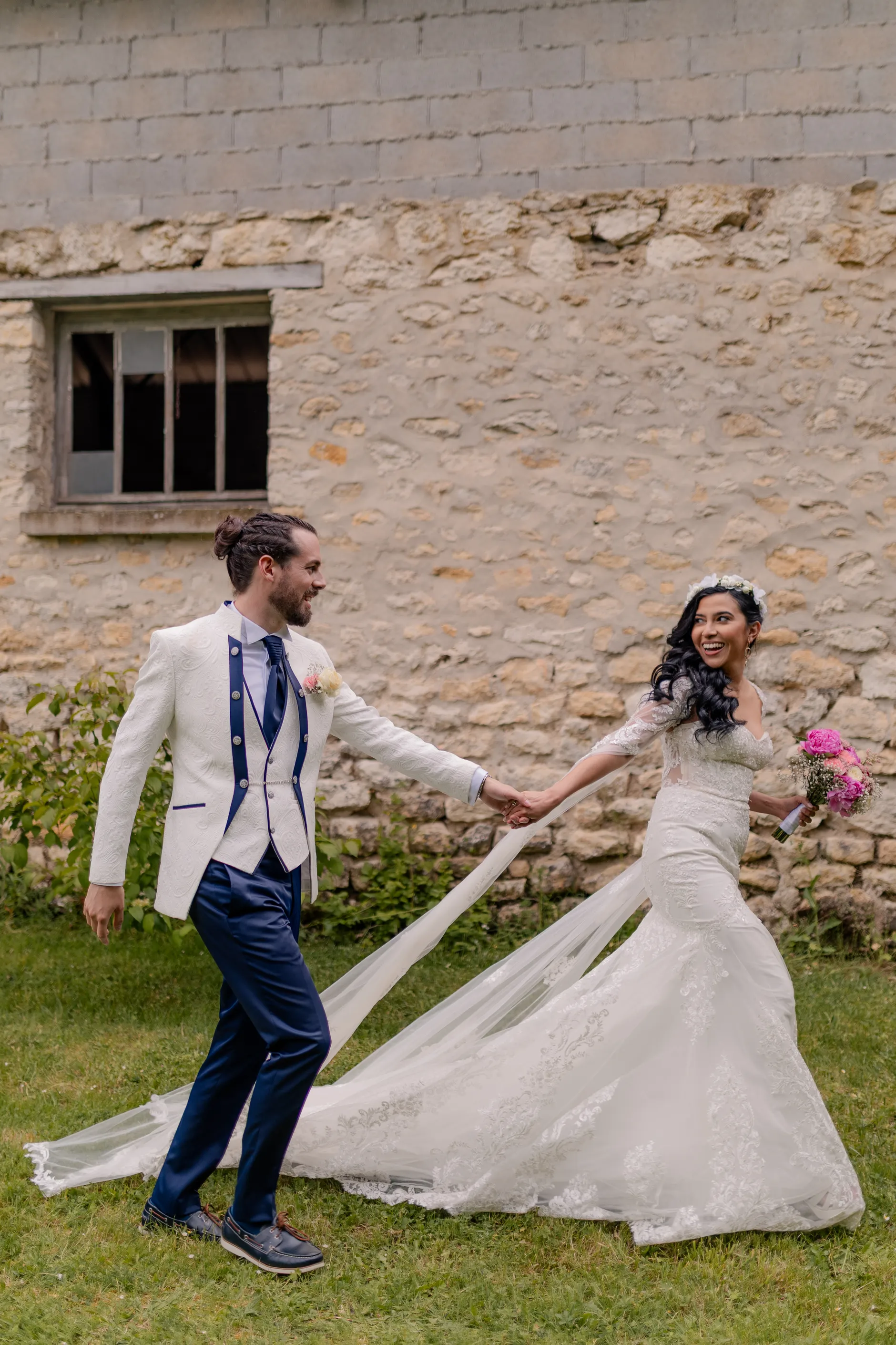 Venue interior with couple, ornate details – fotografía de boda Milly-la-Forêt