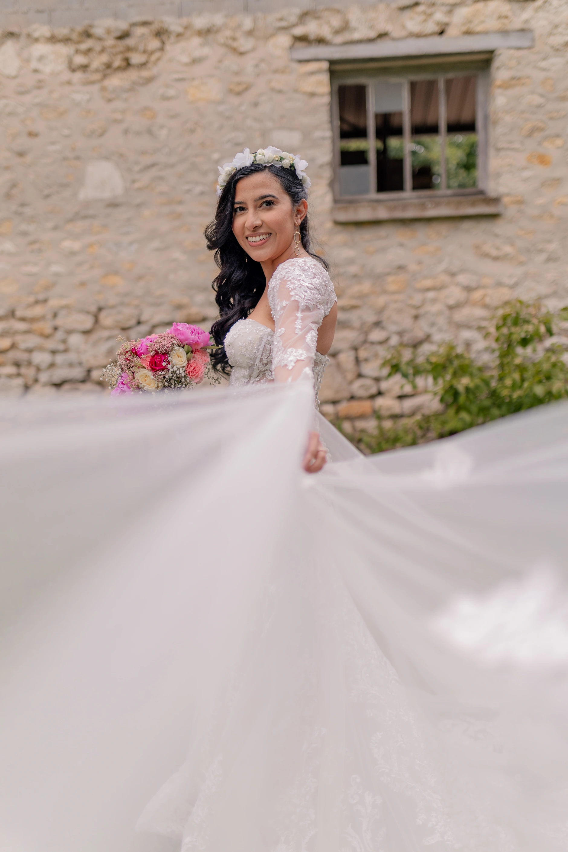 Retrato de pareja indoors at venue ornamentado – Deus y Romain boda Milly-la-Forêt Francia