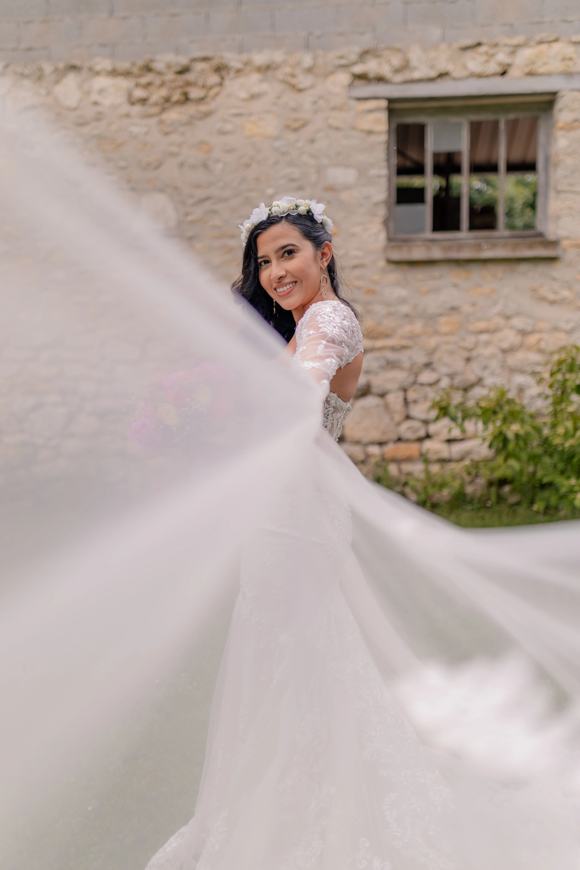 Indoor venue scene – Deus y Romain boda Francia