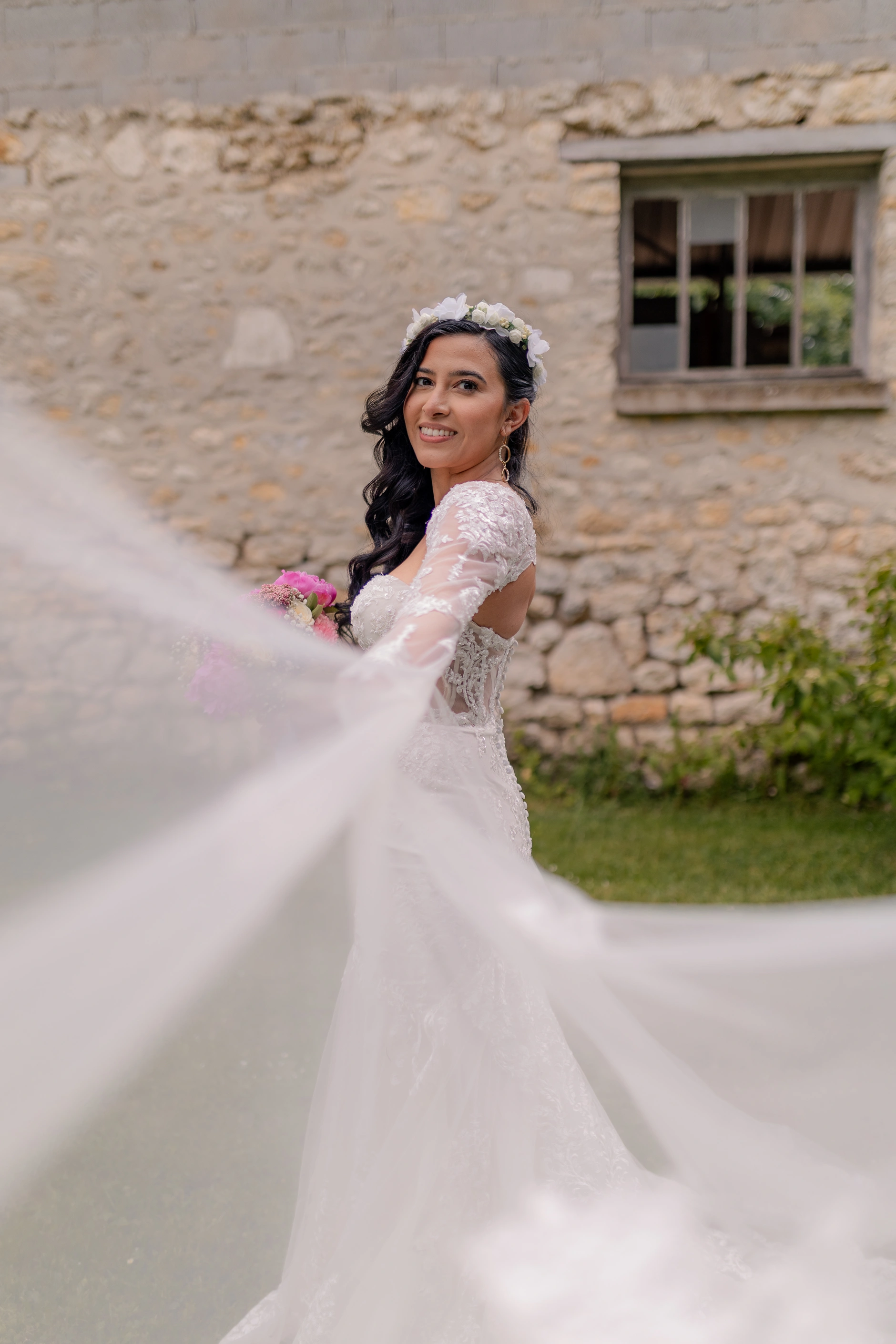 Portrait of couple en la recepción interior venue – fotografía de boda Milly-la-Forêt