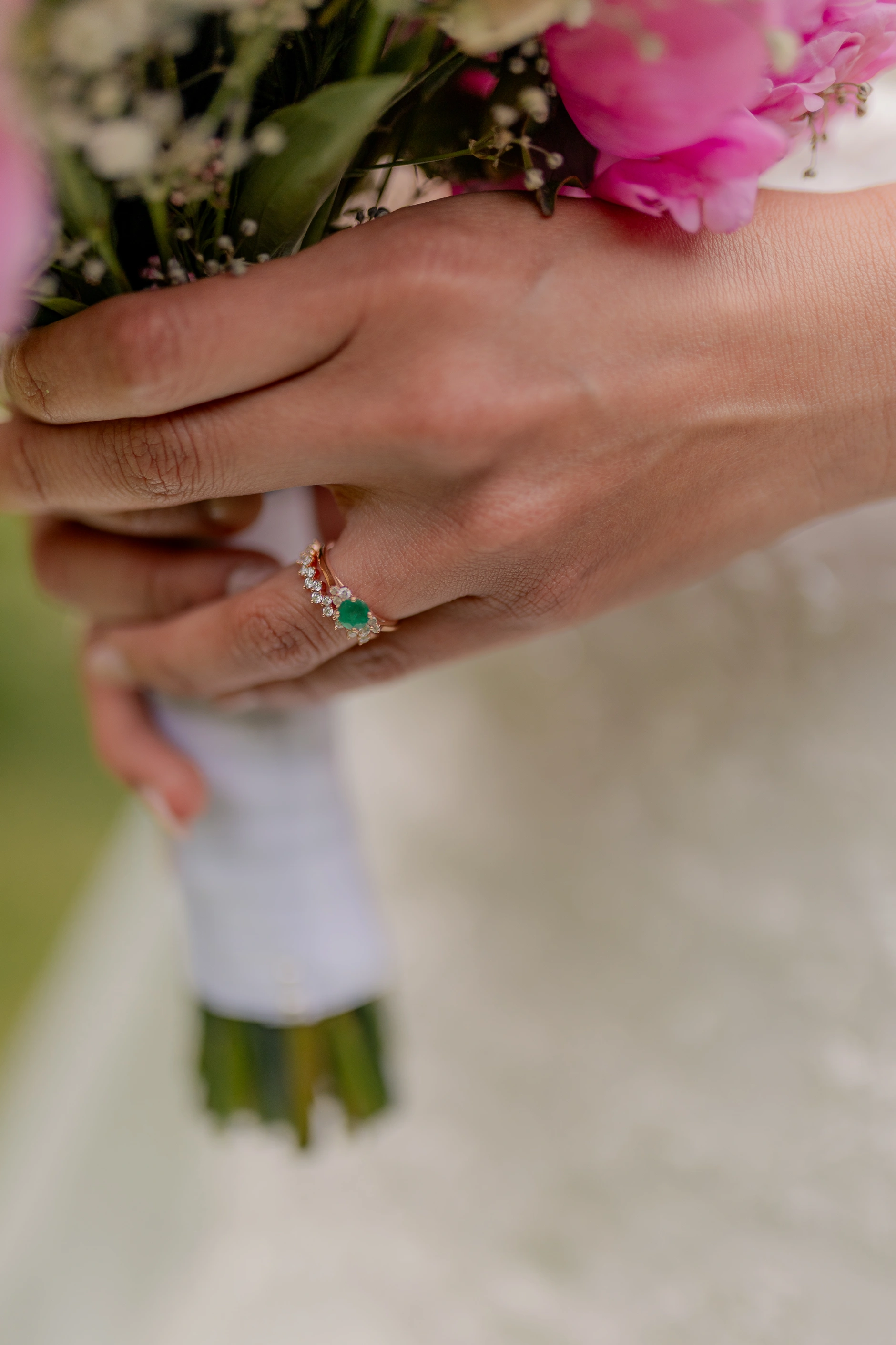 Couple in jardín at hora dorada – boda Milly-la-Forêt Francia