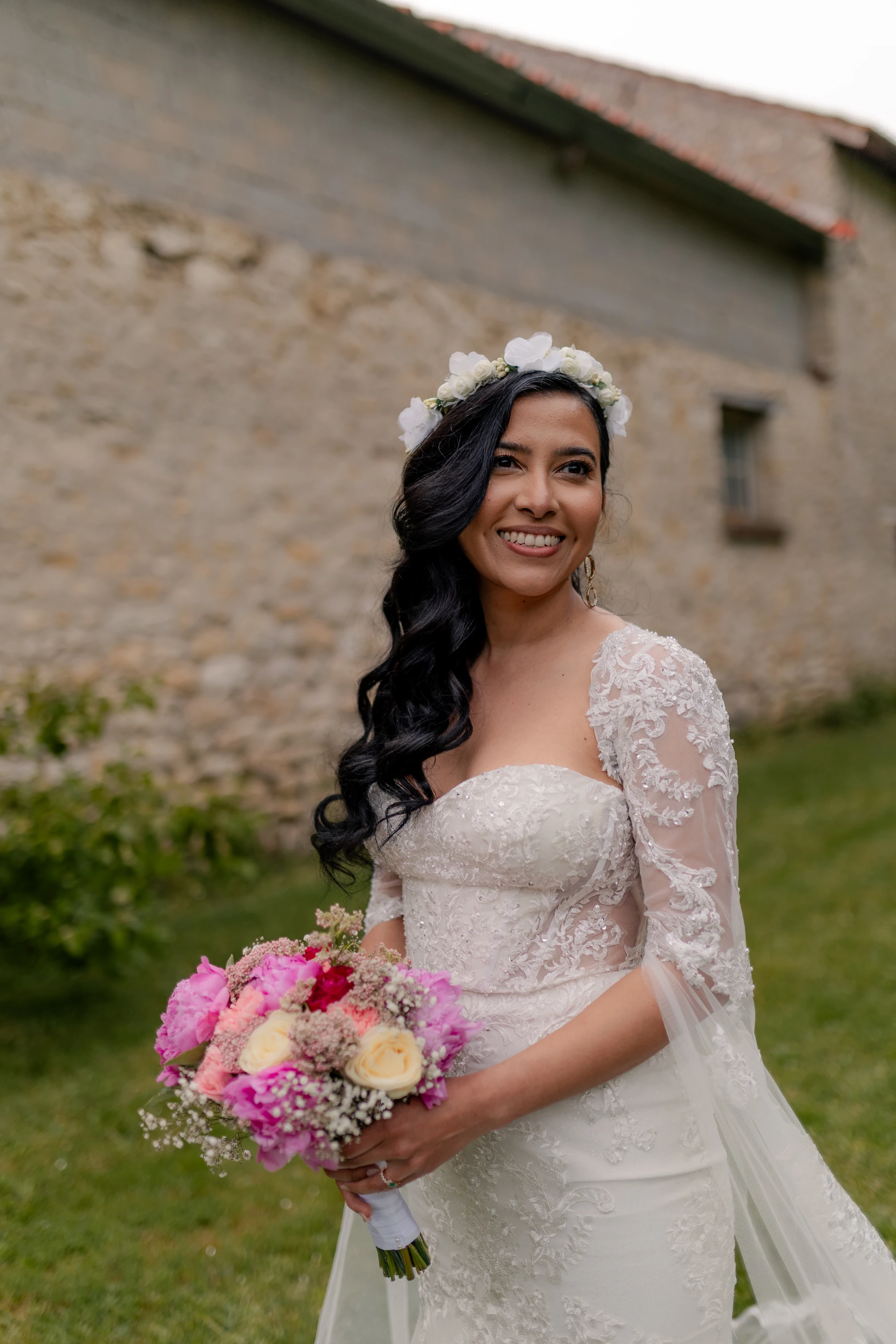La novia Deus in jardín at hora dorada – fotografía de boda Francia