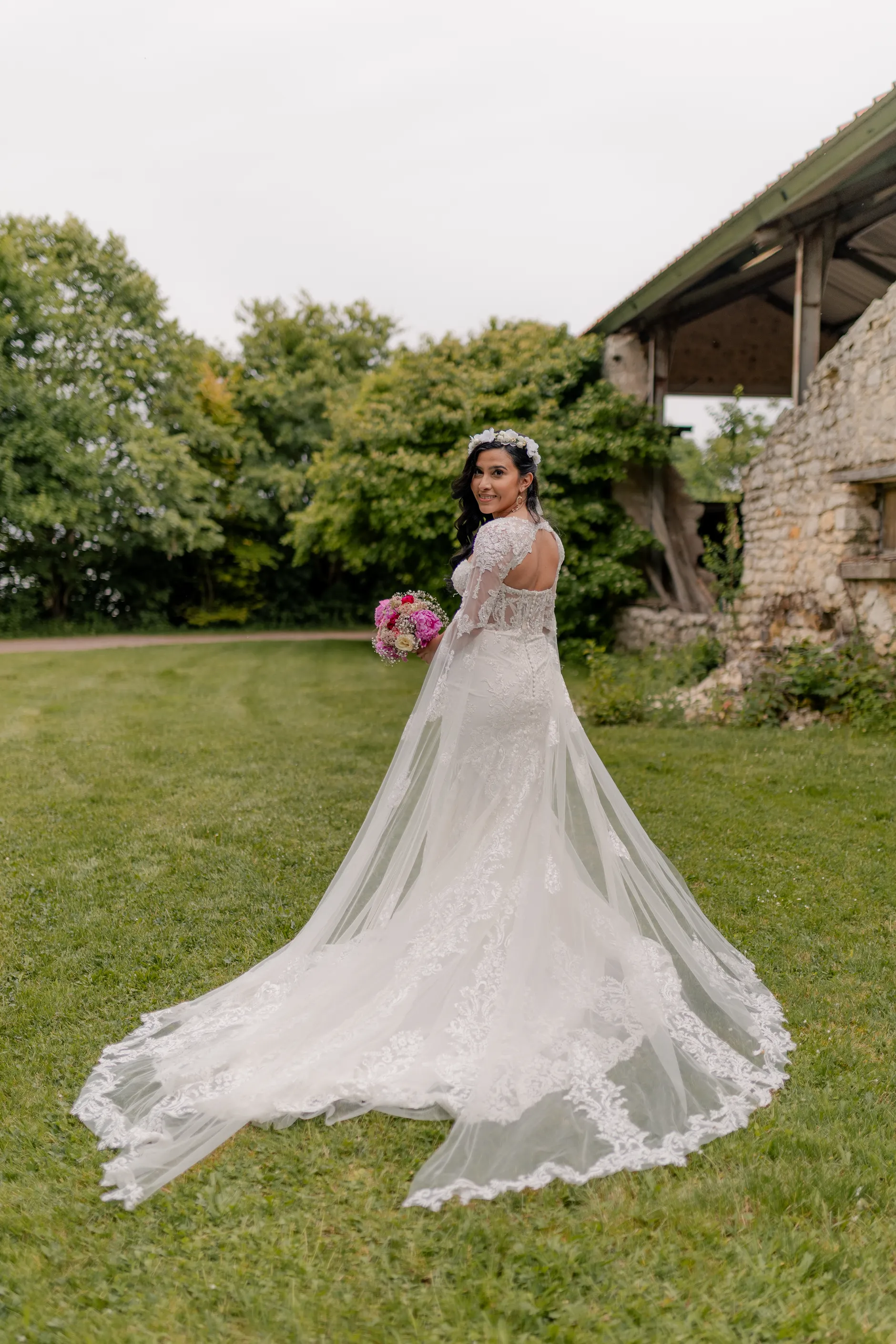 Outdoor evening portrait among trees – fotografía de boda Milly-la-Forêt