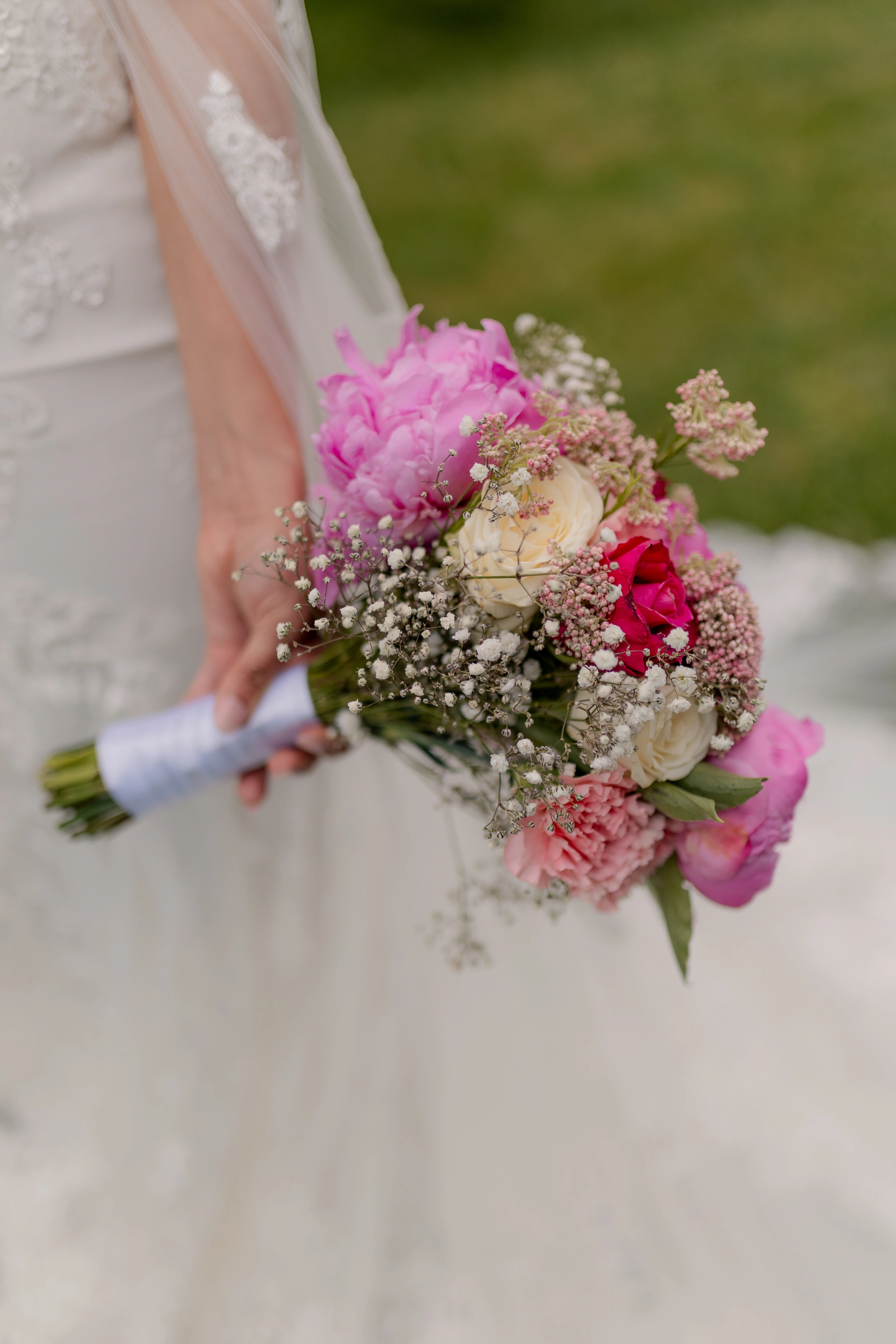 La novia Deus in white gown, jardín evening portrait – boda Milly-la-Forêt Francia