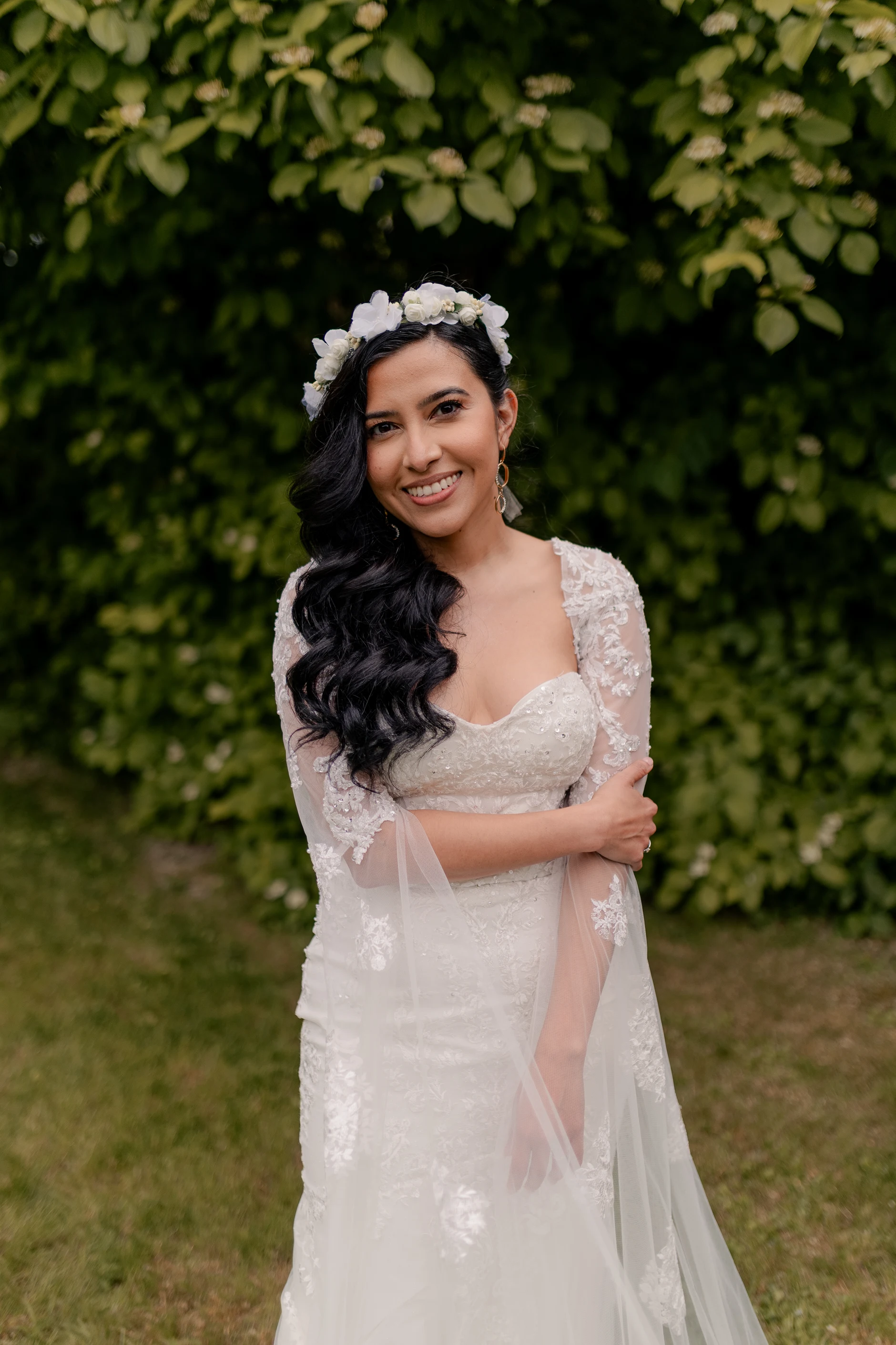 Couple walking in jardín at end of day – Deus y Romain boda Francia
