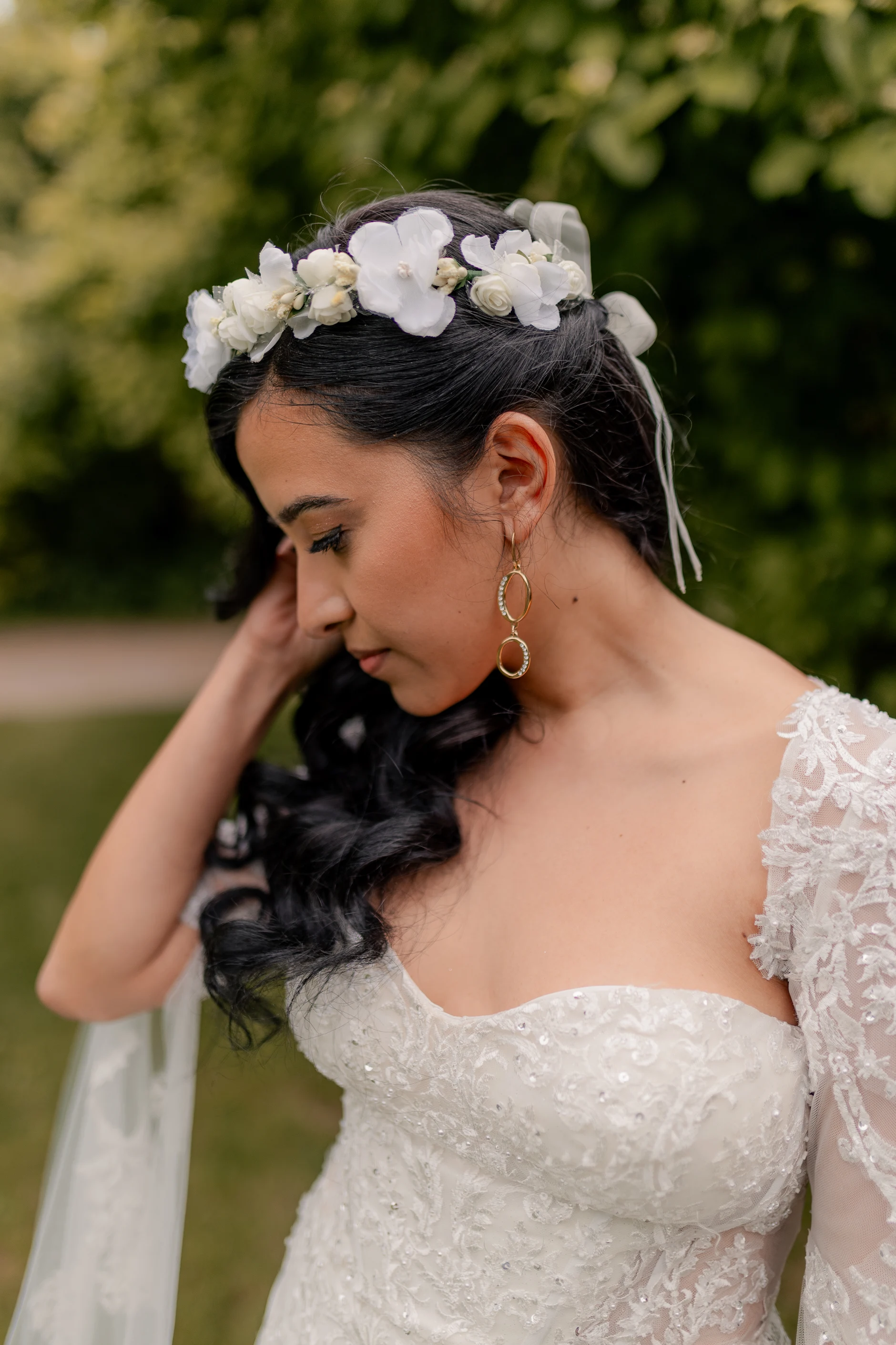 La novia Deus portrait outdoor at dusk – boda Milly-la-Forêt Francia
