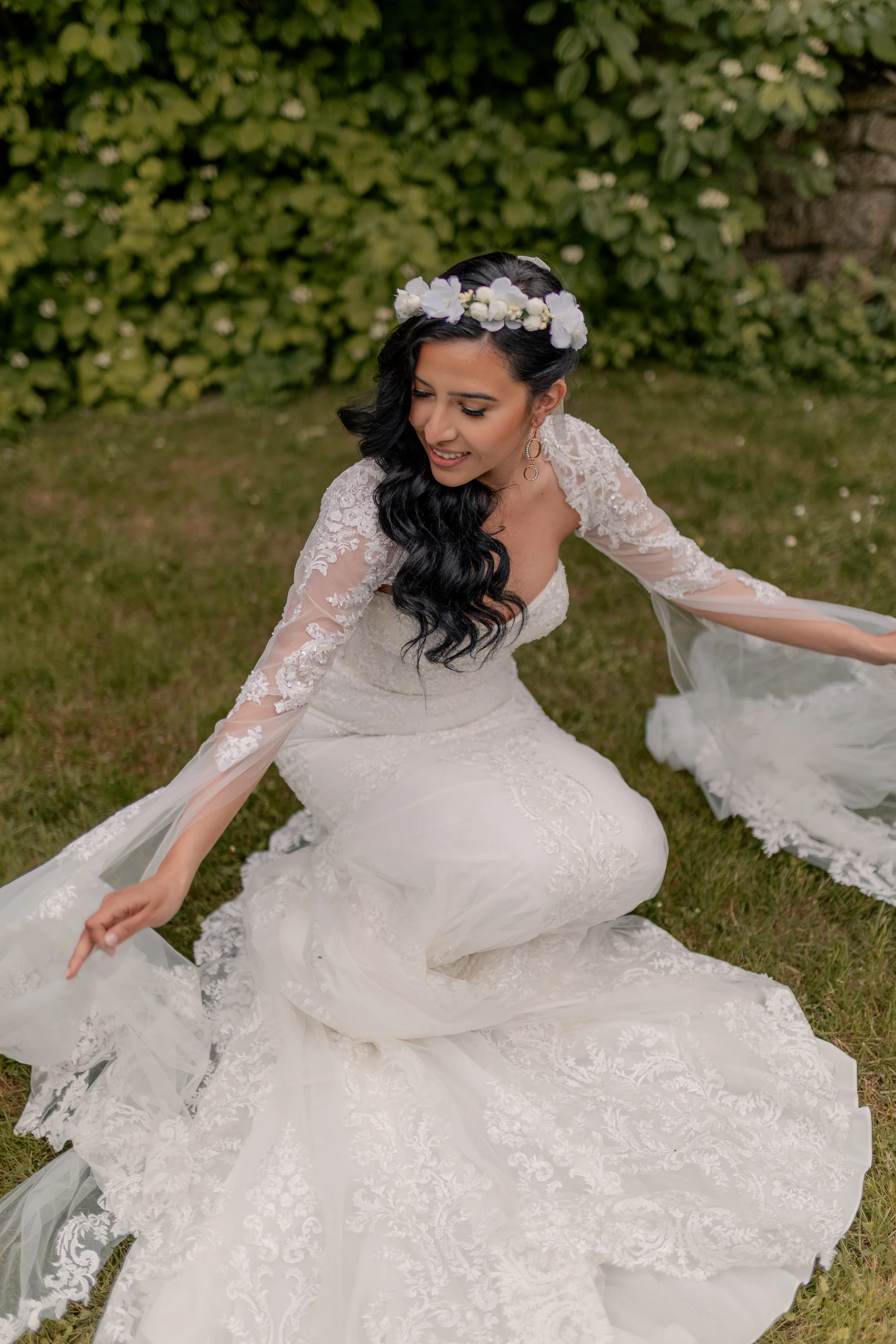 El novio Romain portrait in jardín, evening – Deus y Romain boda Francia