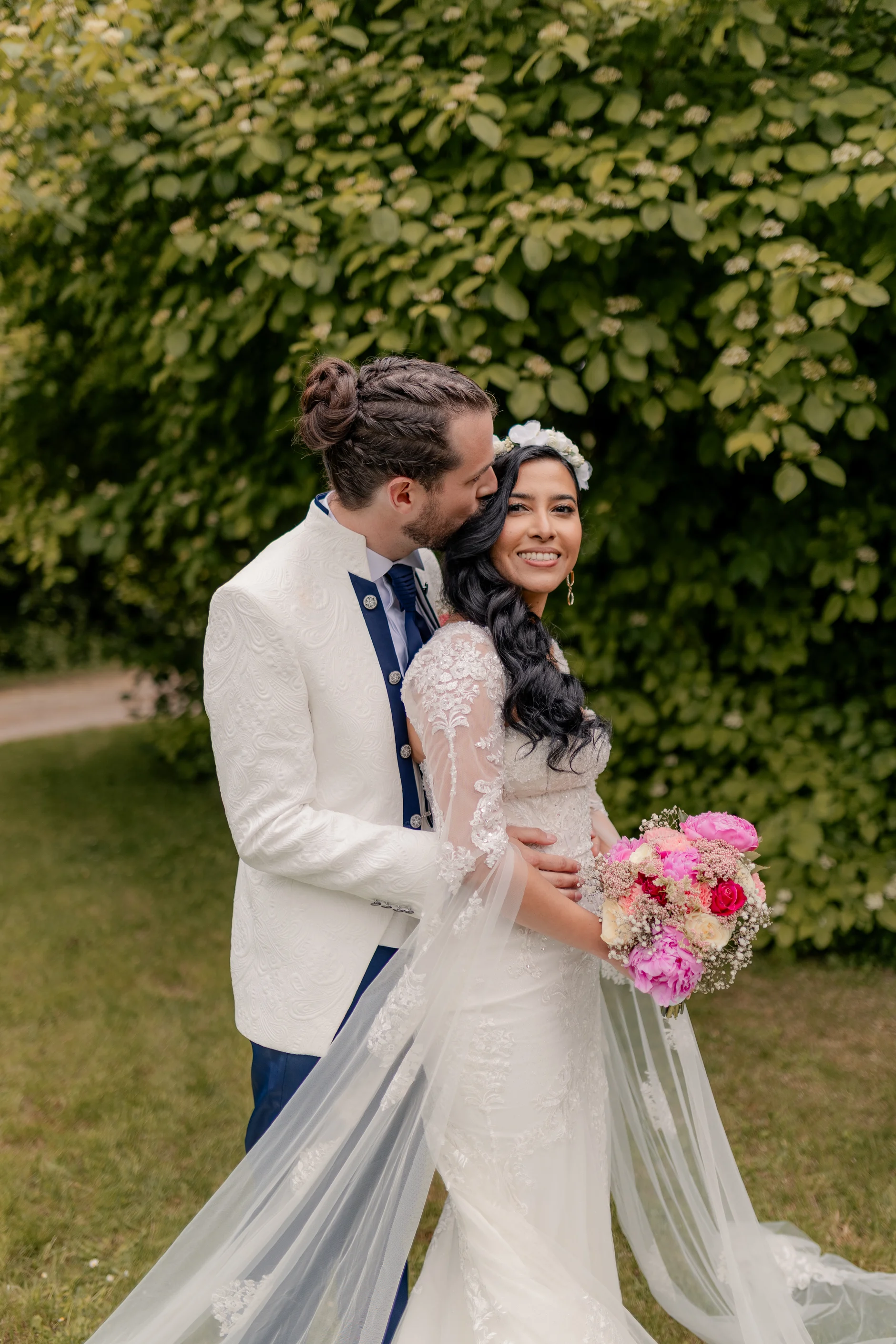 El novio Romain portrait al aire libre at evening – fotografía de boda Francia