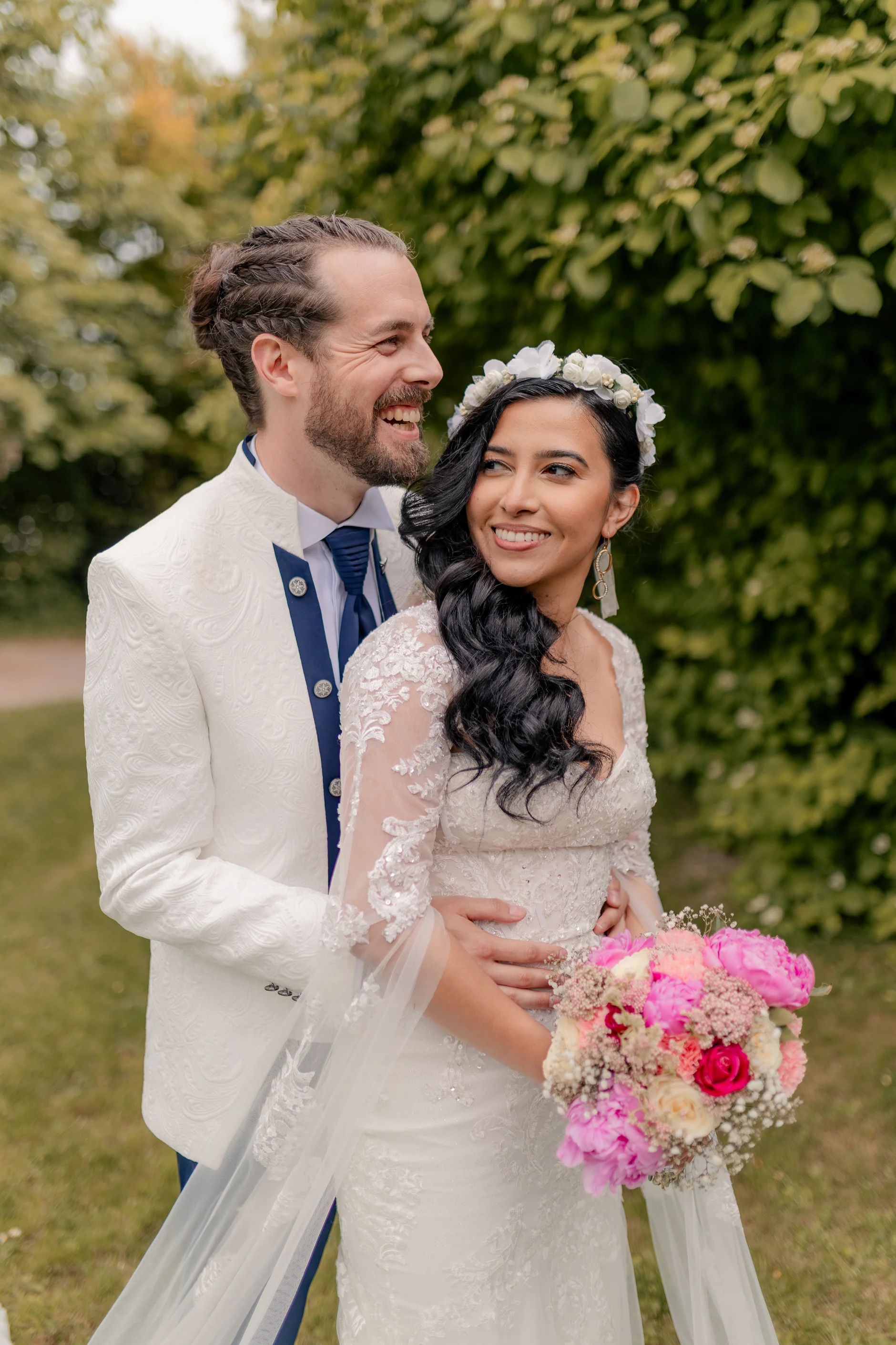 Evening couple moment in jardín – fotografía de boda Milly-la-Forêt