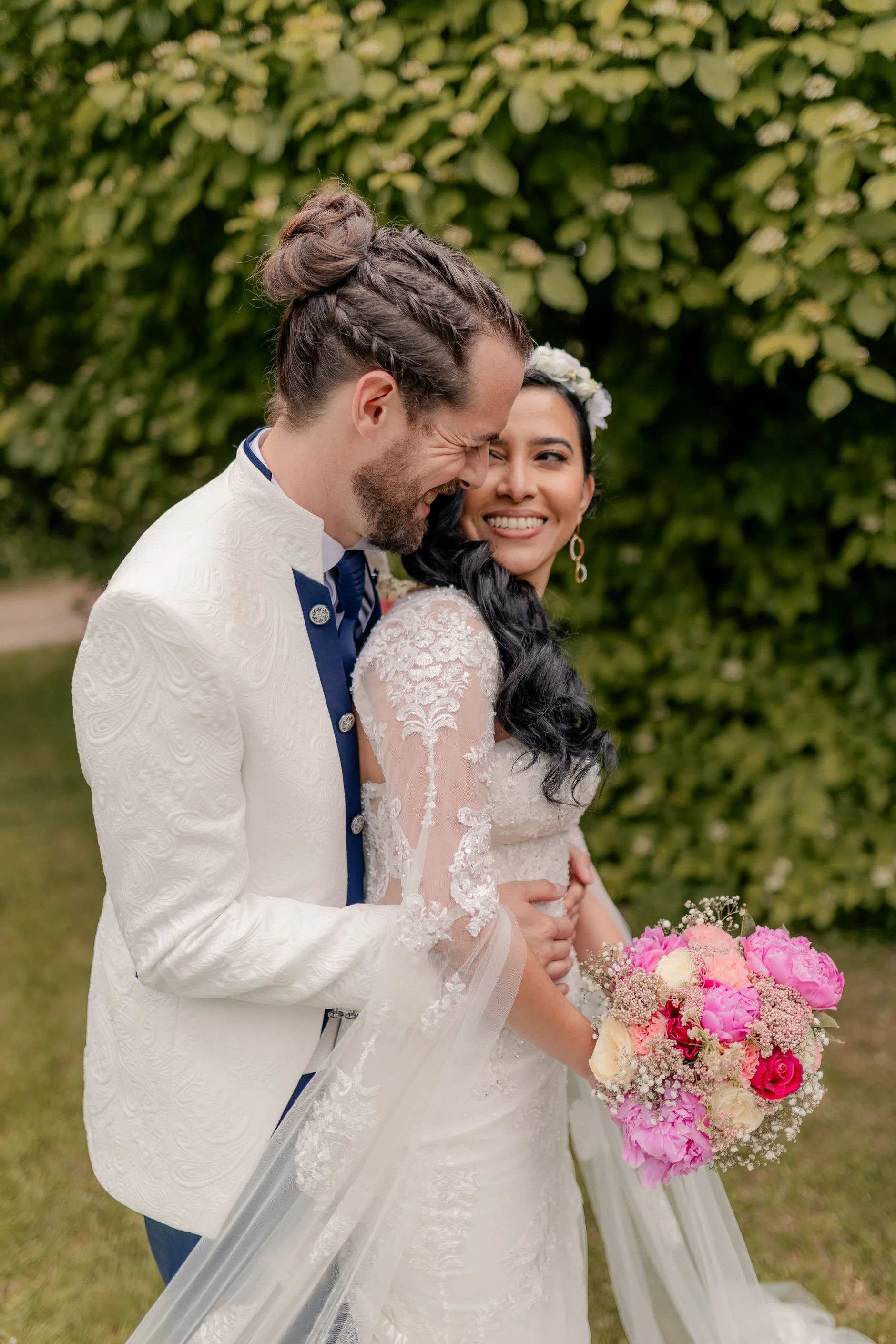 Couple walking at dusk in jardín – Deus y Romain boda Milly-la-Forêt Francia
