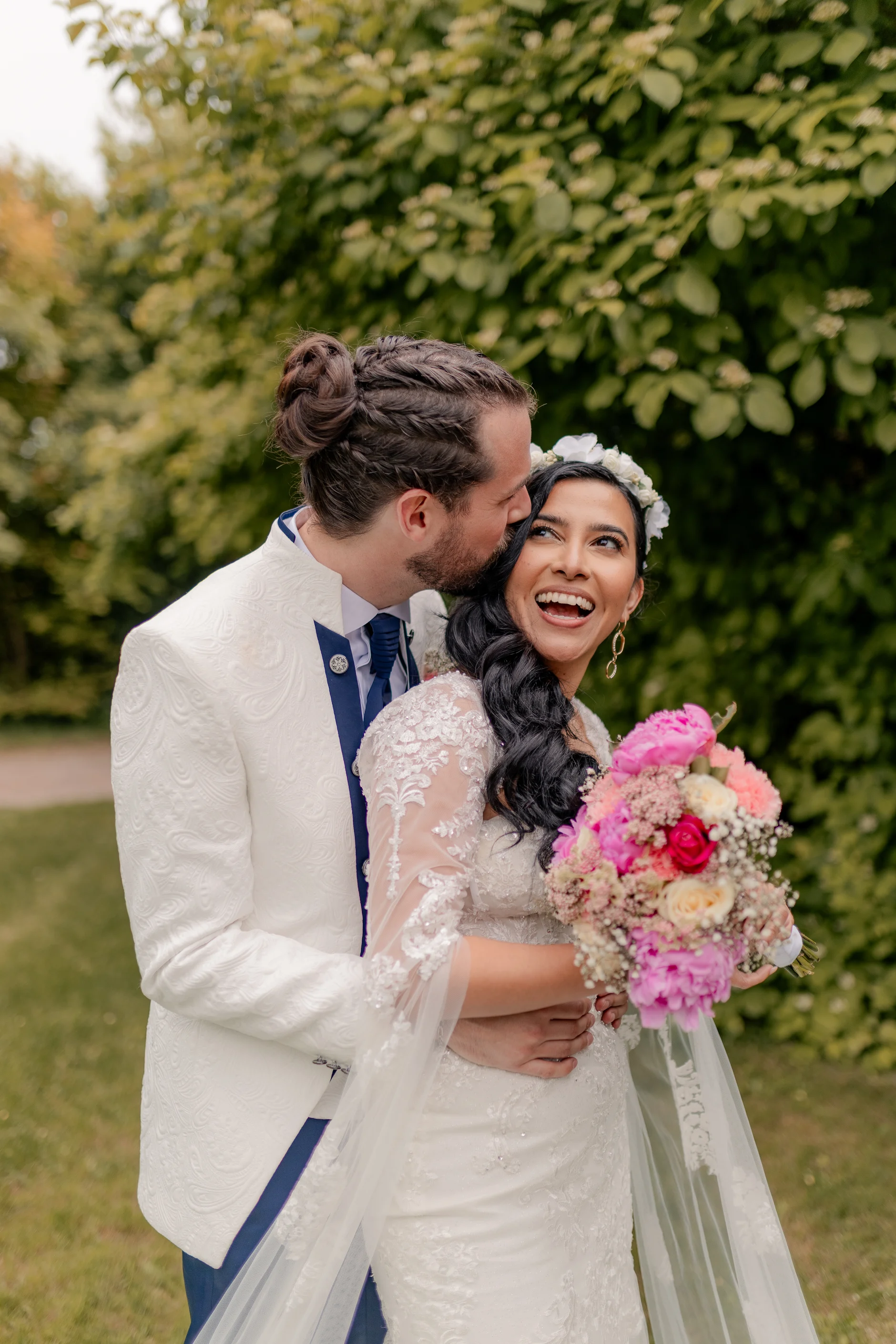 La novia Deus at jardín path, evening – fotografía de boda Milly-la-Forêt Francia