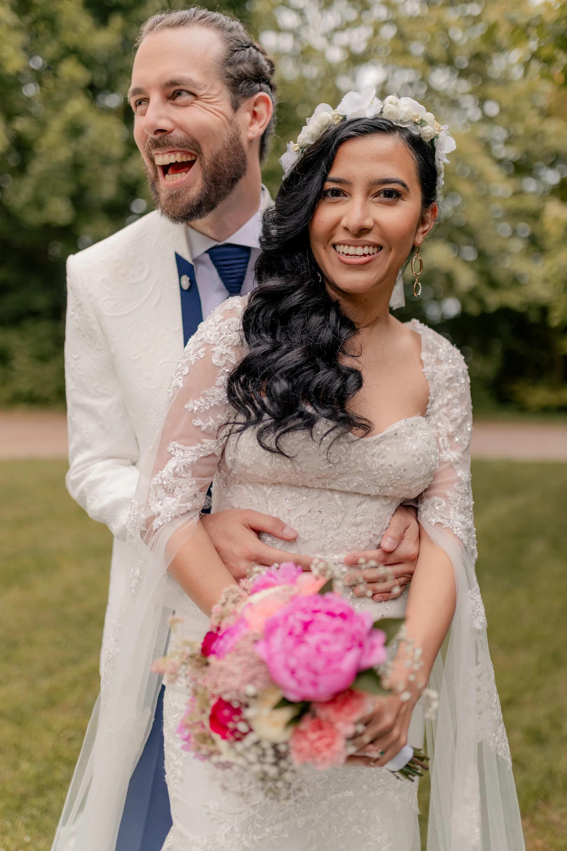 Outdoor moment at end of day – fotografía de boda Milly-la-Forêt Francia