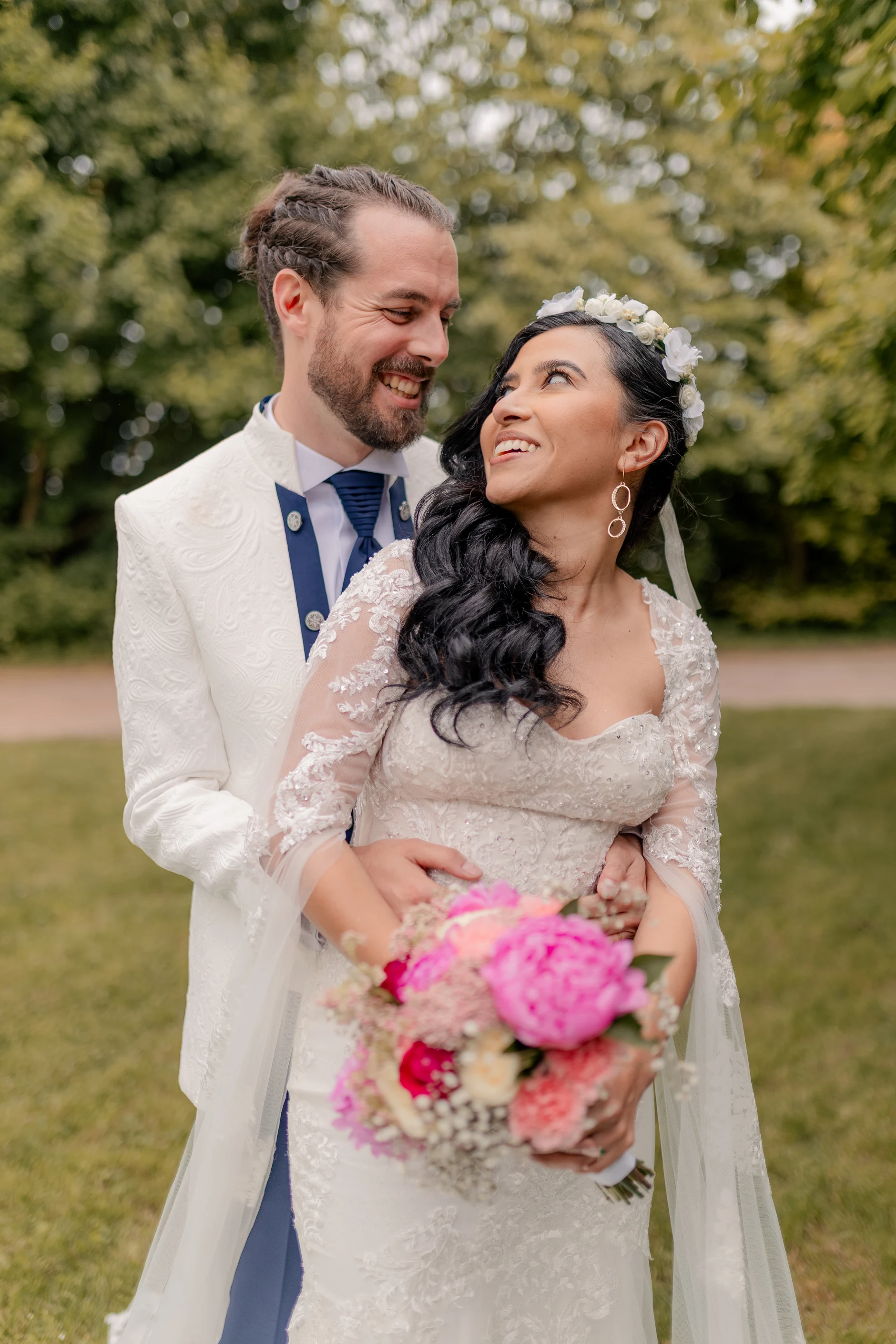 Garden portrait of couple – Deus y Romain boda Francia