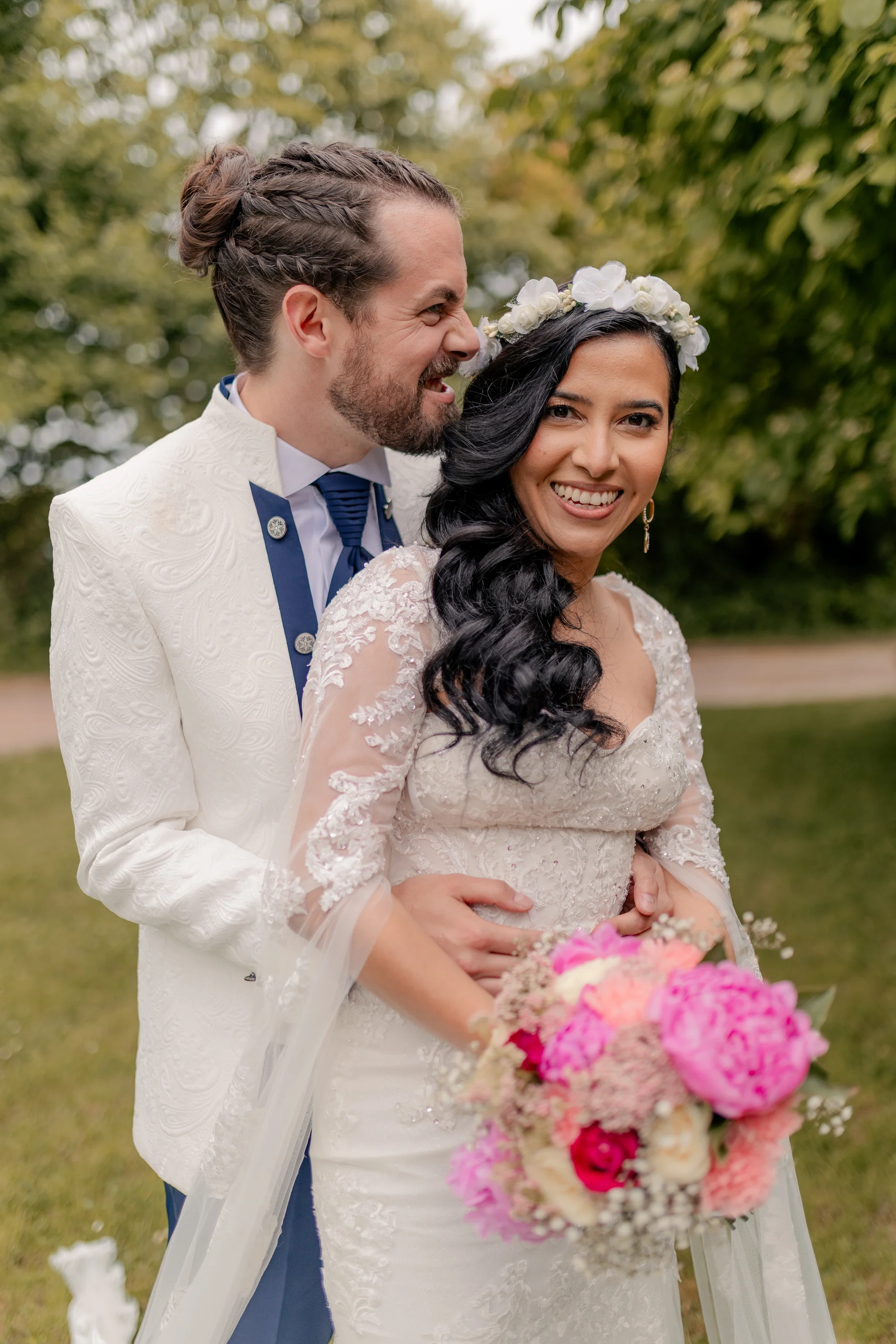 Evening outdoor scene in bosque jardín – fotografía de boda Milly-la-Forêt Francia