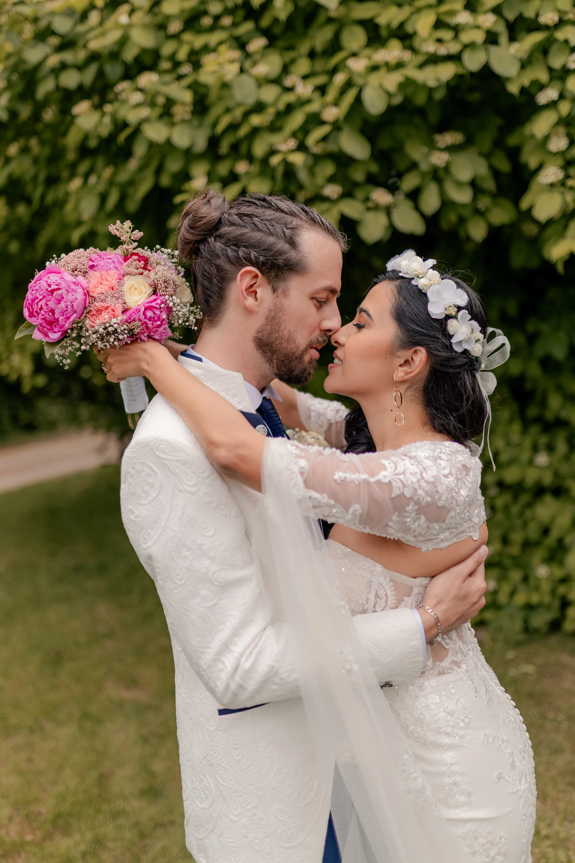 Couple outdoor portrait, warm light – fotografía de boda Milly-la-Forêt Francia