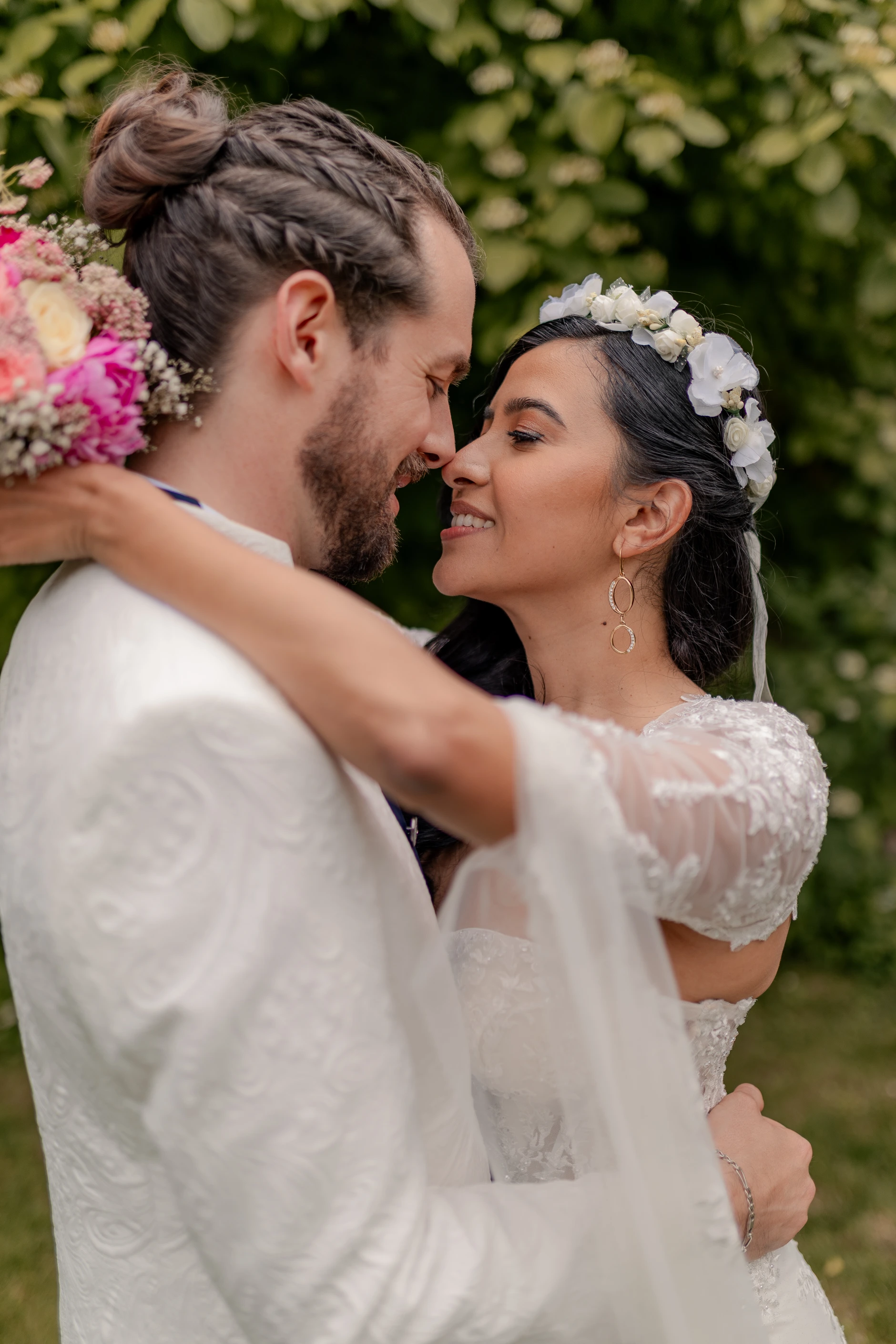 Outdoor end of day moment – Deus y Romain boda Francia
