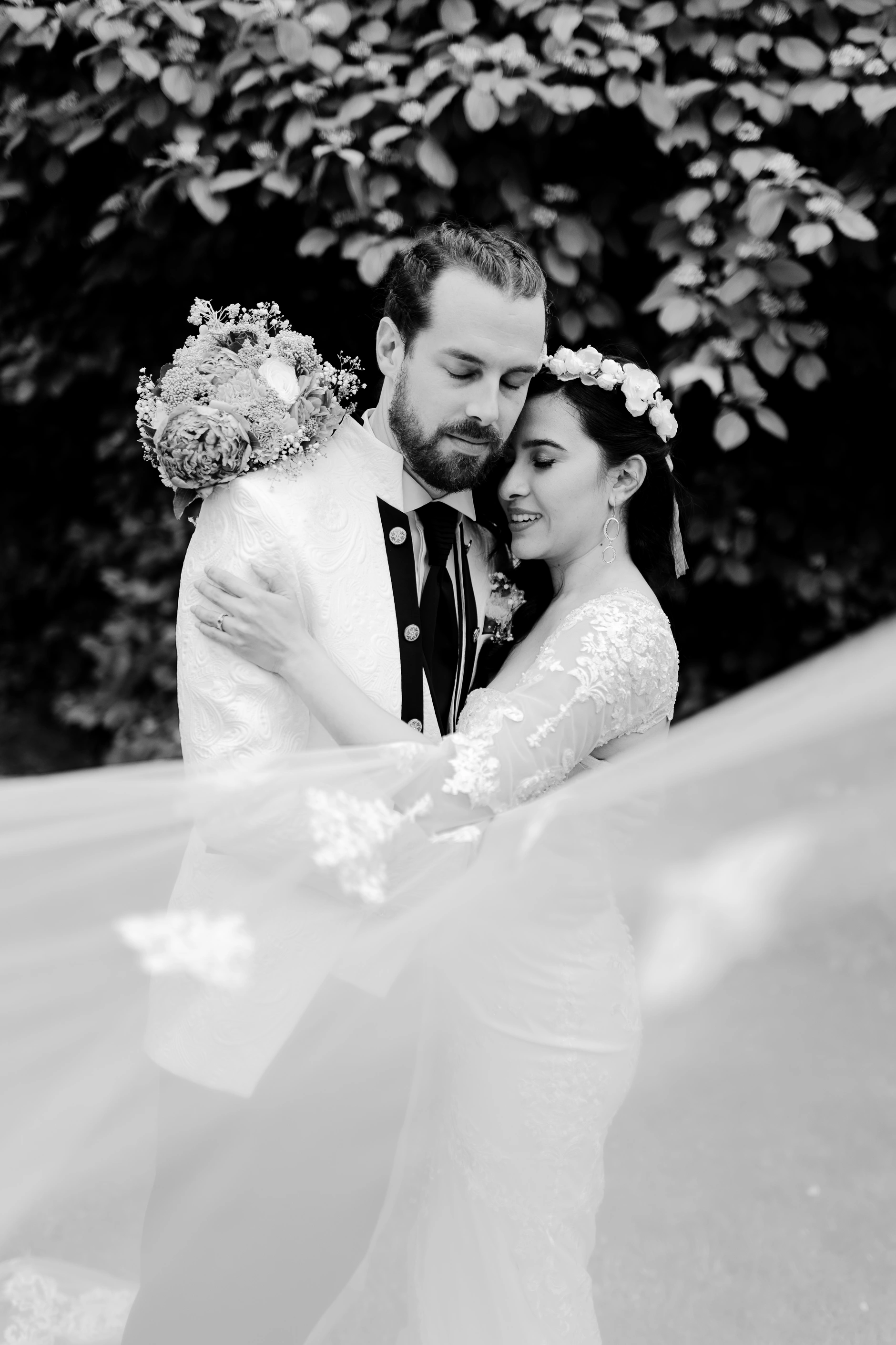 Evening wedding photography, jardín setting – boda Milly-la-Forêt Francia