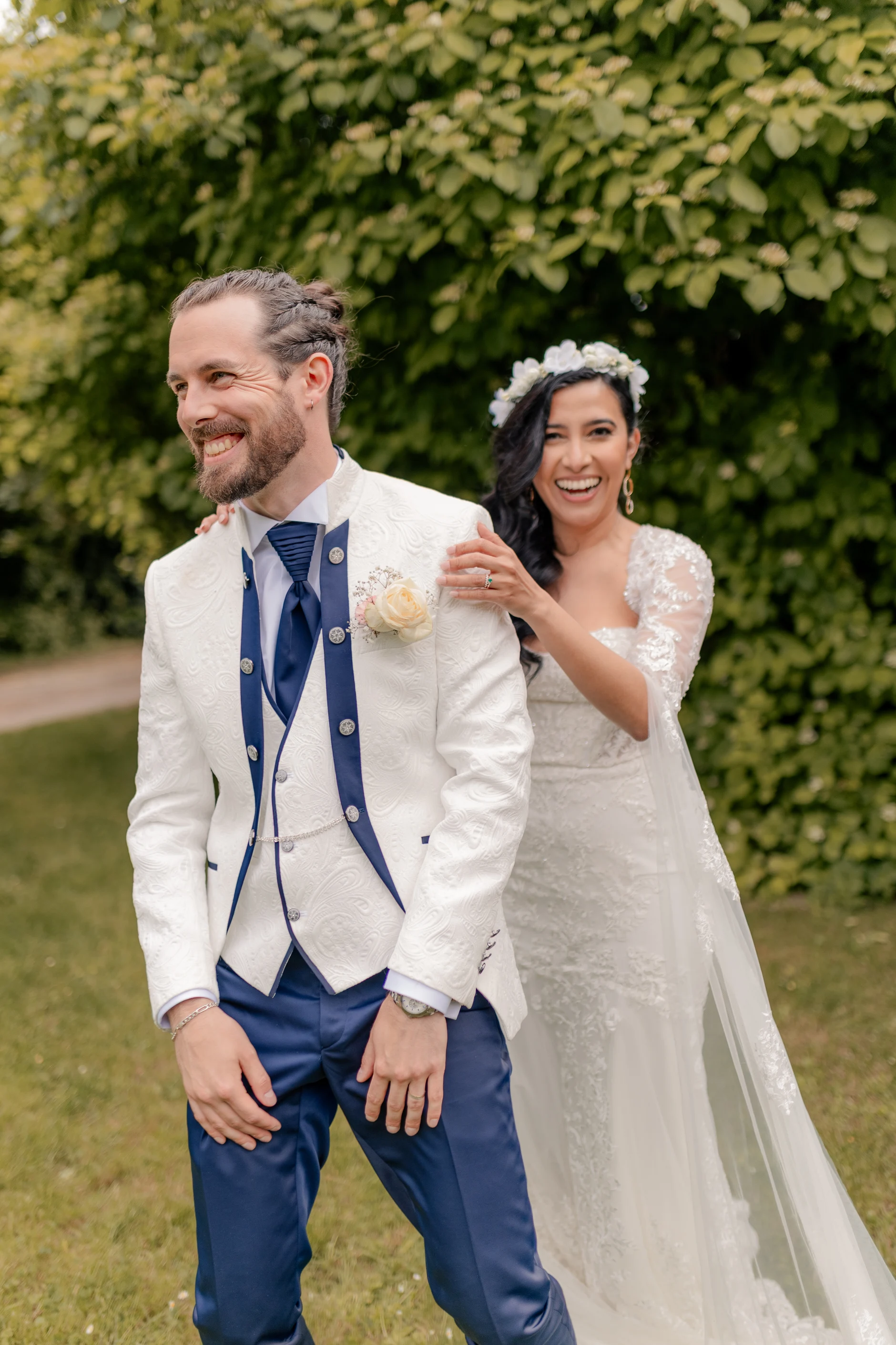 Couple at jardín path, evening – fotografía de boda Francia