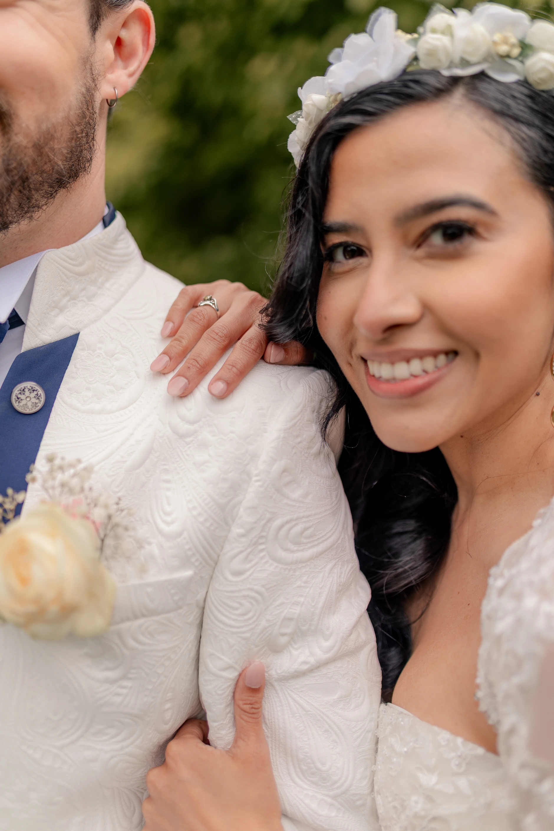 Retrato de pareja jardín, last light – Deus y Romain boda Francia