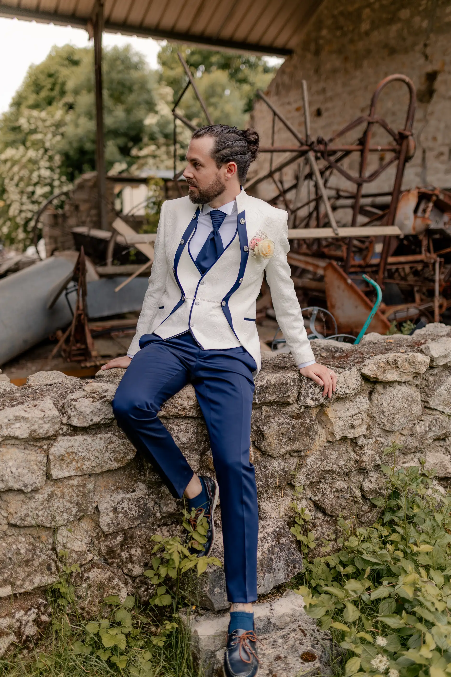 Couple walking al aire libre at dusk – fotografía de boda Francia