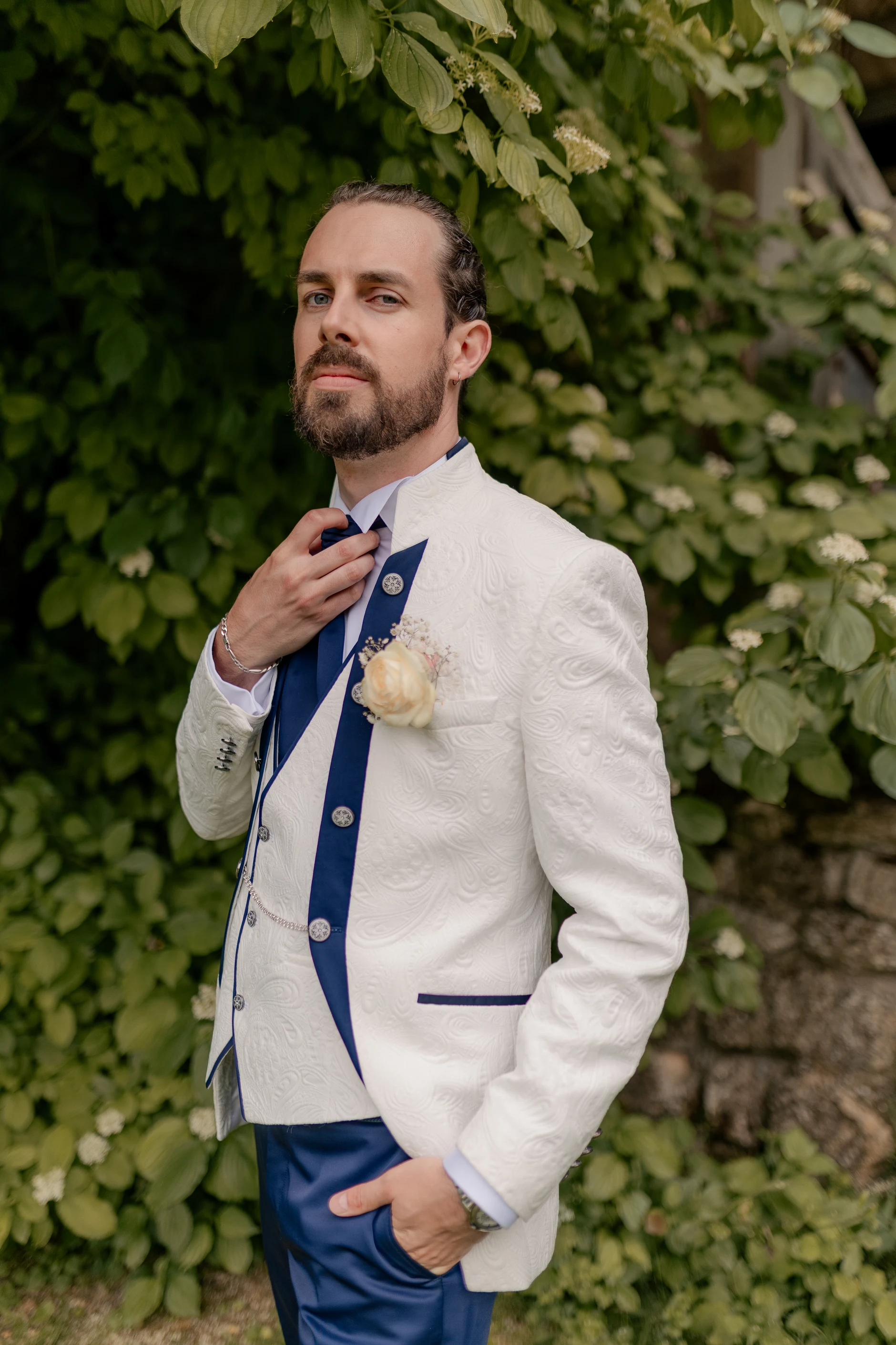 Outdoor invitados at evening recepción – fotografía de boda Francia