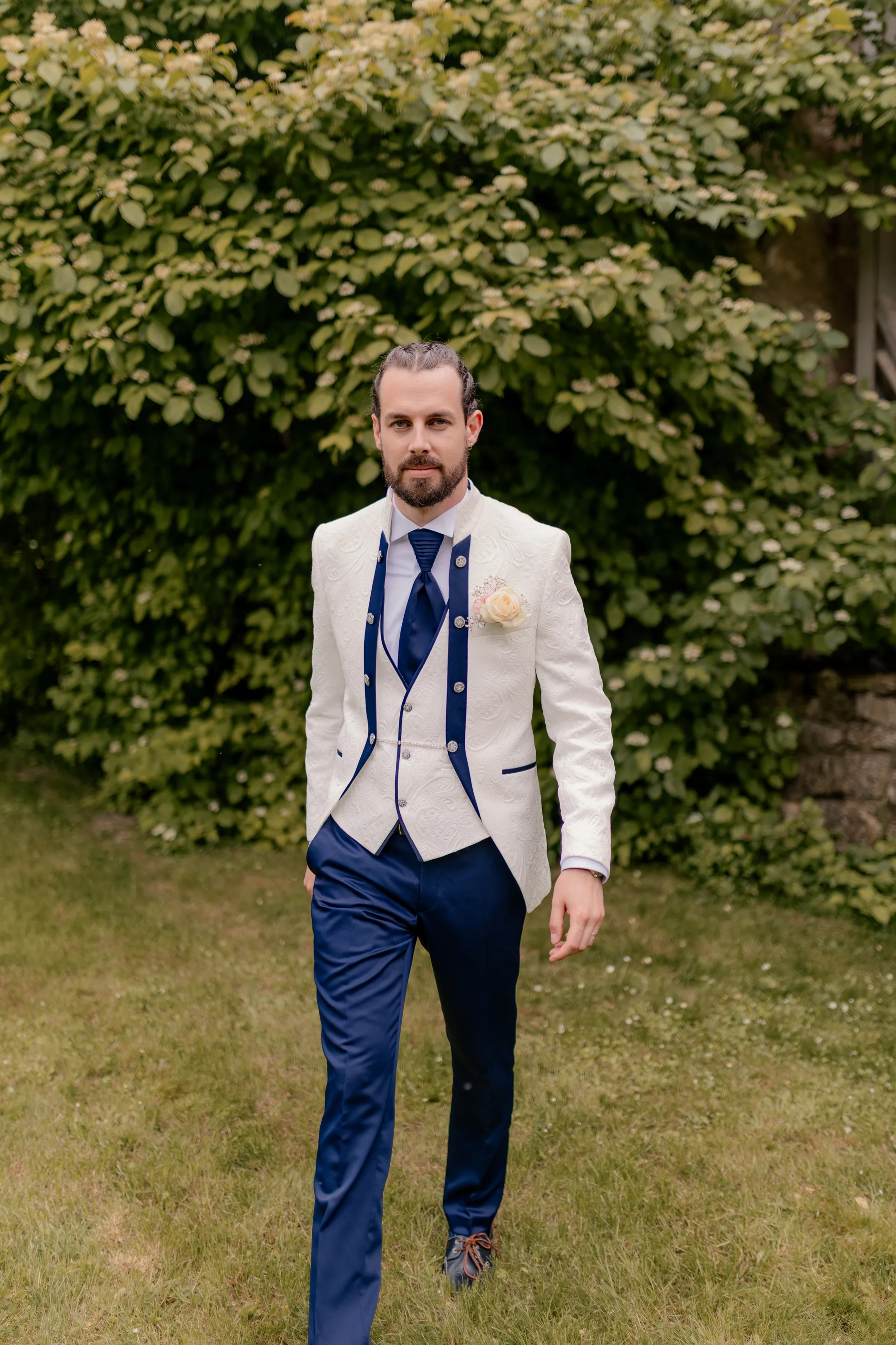 Evening couple moment outdoor – Deus y Romain boda Milly-la-Forêt Francia