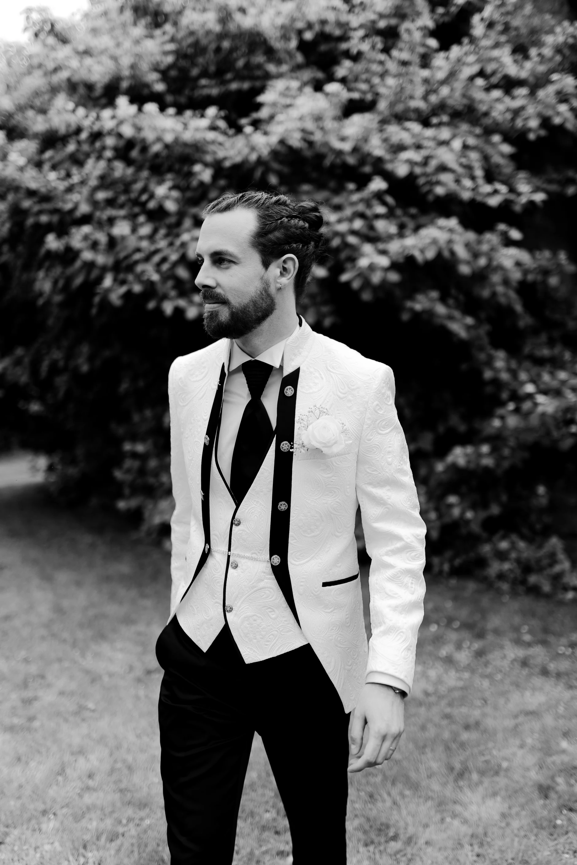 Evening outdoor portrait – fotografía de boda Milly-la-Forêt Francia