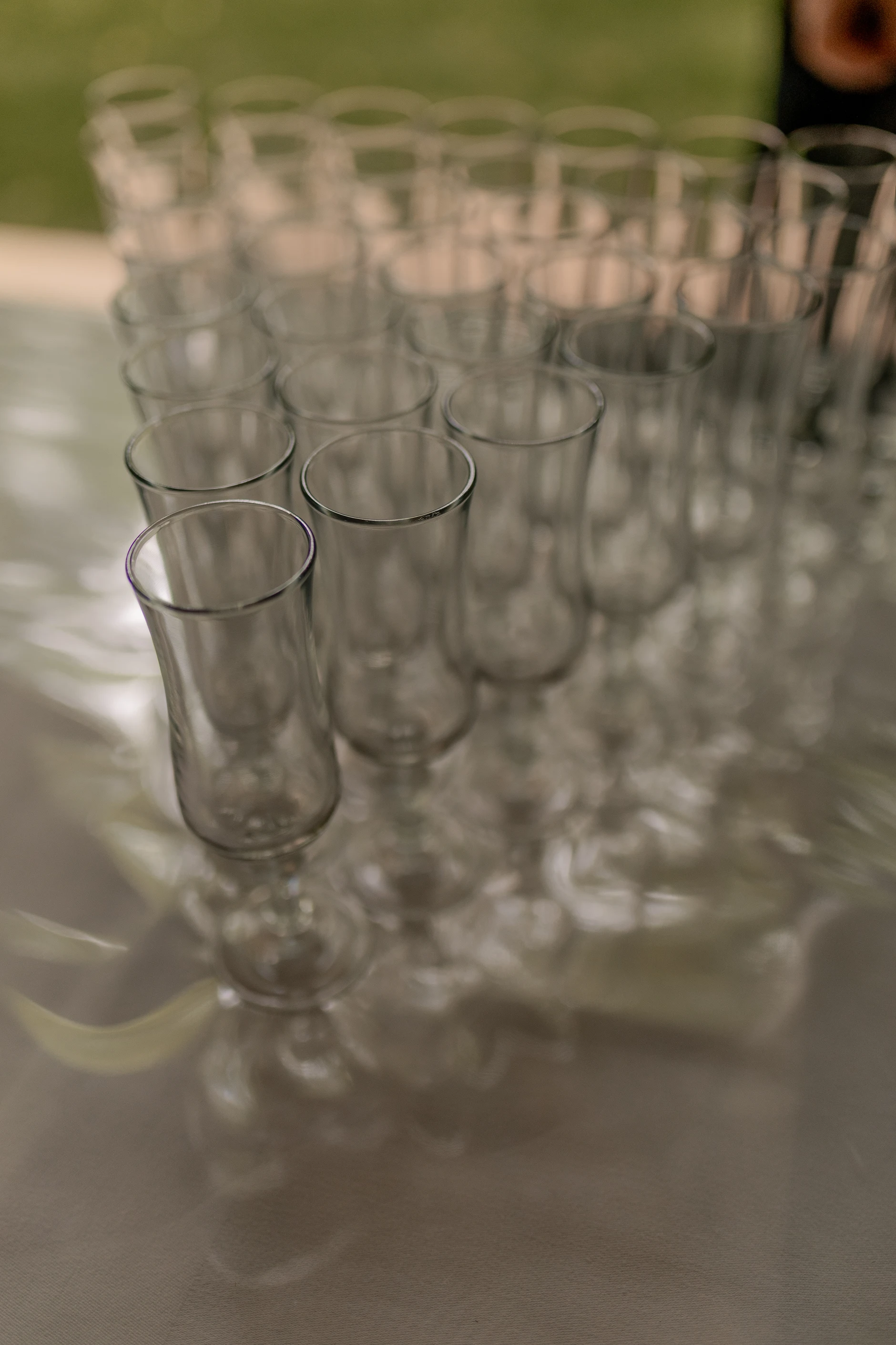 Evening couple portrait outdoor – Deus y Romain boda Milly-la-Forêt Francia