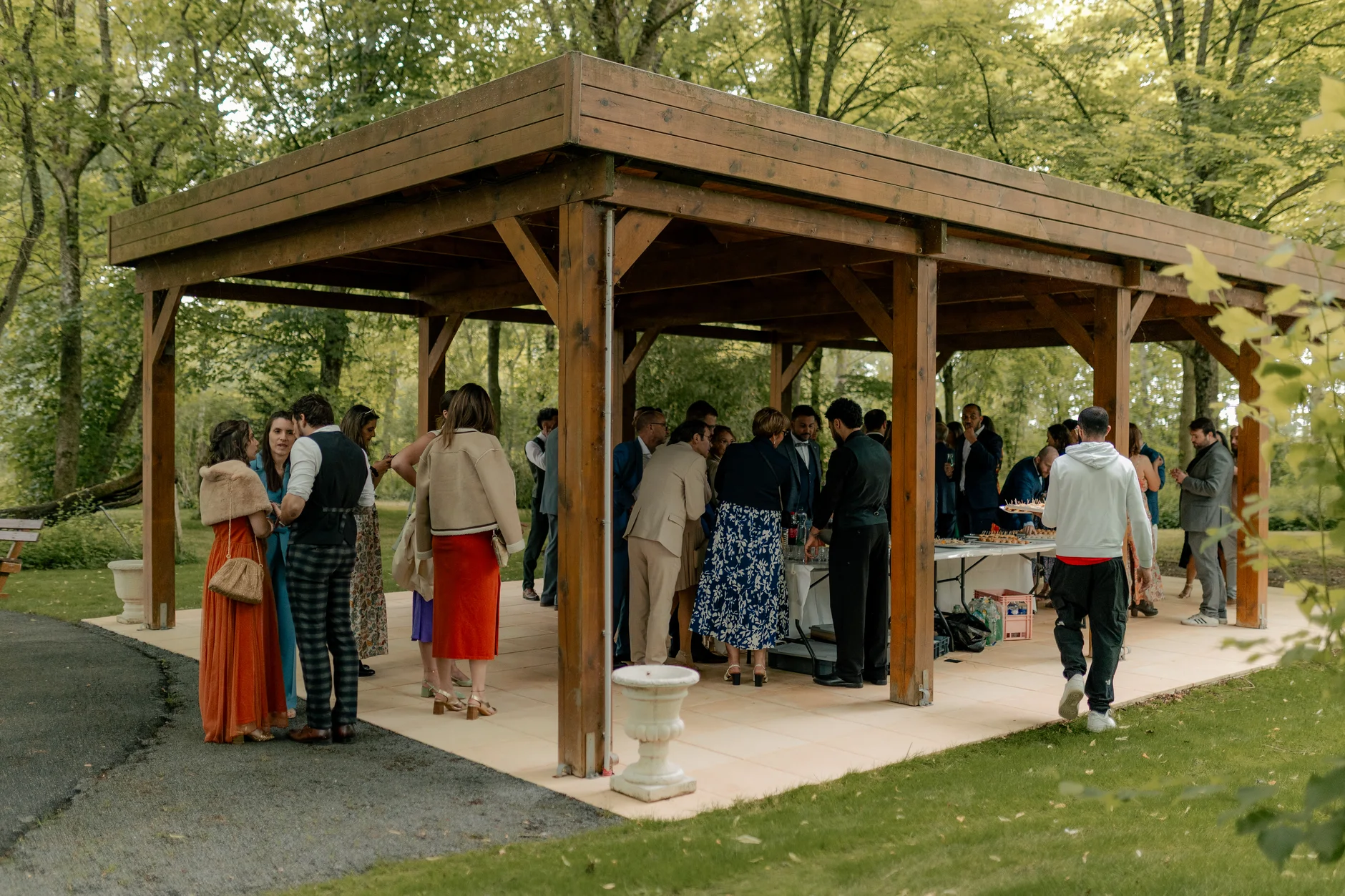 Night outdoor portrait of couple – Deus y Romain boda Milly-la-Forêt Francia