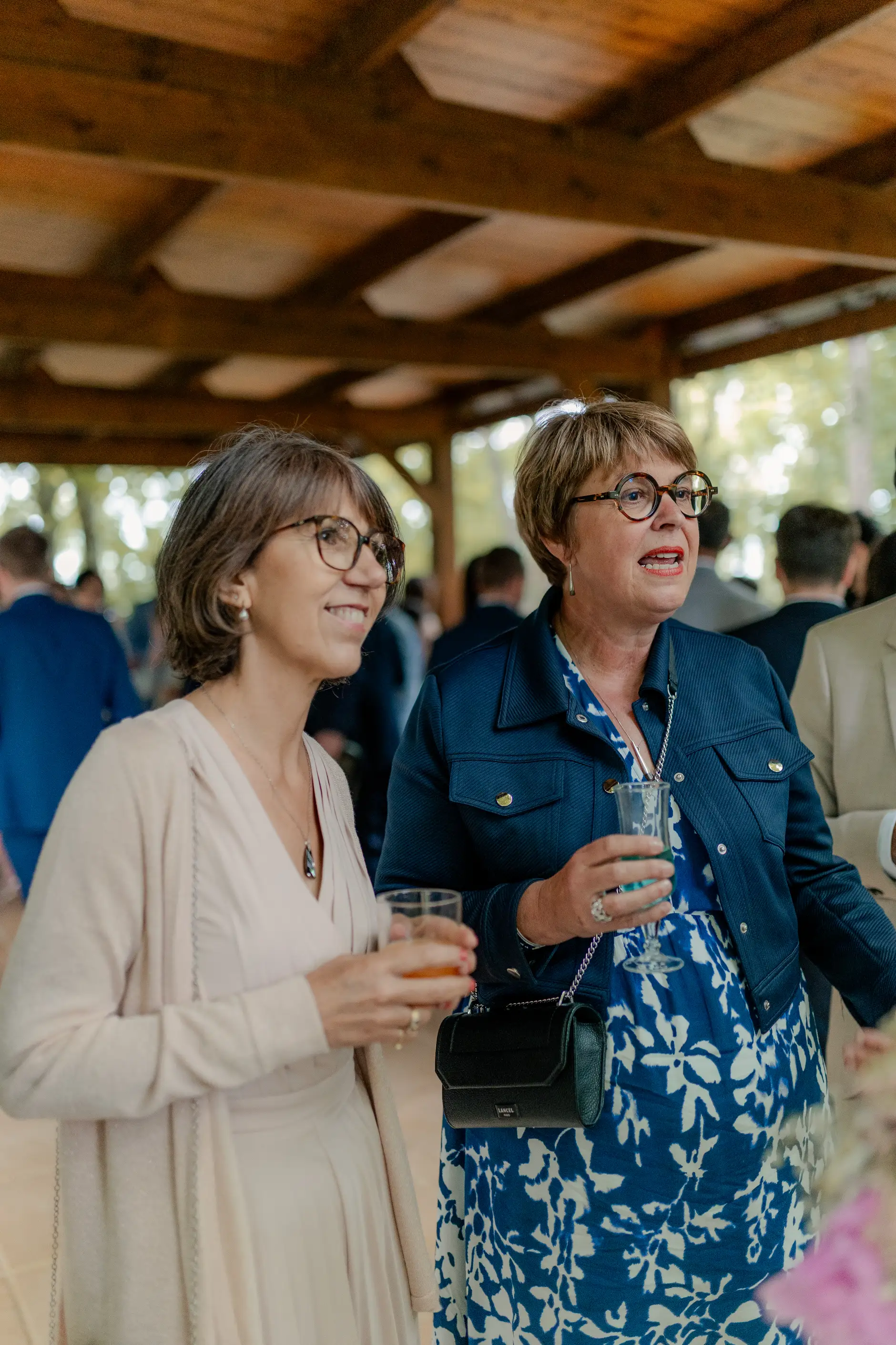 Couple evening portrait al aire libre – Deus y Romain boda Milly-la-Forêt Francia