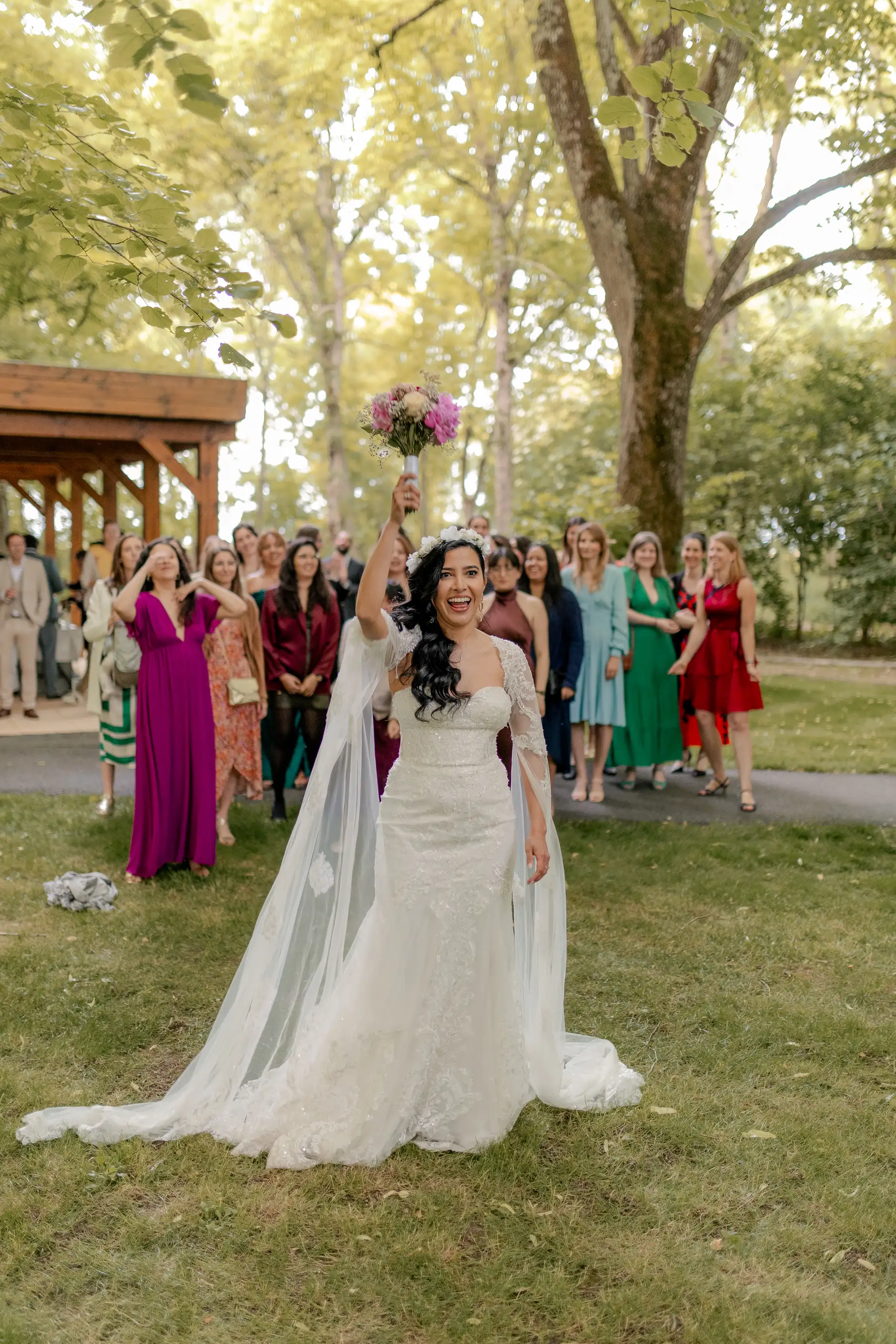 Evening outdoor portrait – Deus y Romain boda Milly-la-Forêt Francia