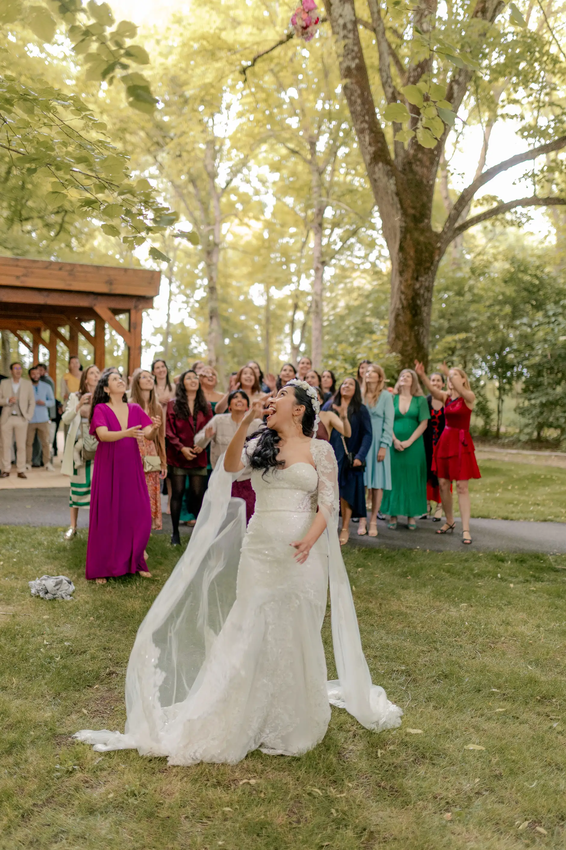 Outdoor evening candid – Deus y Romain boda Francia