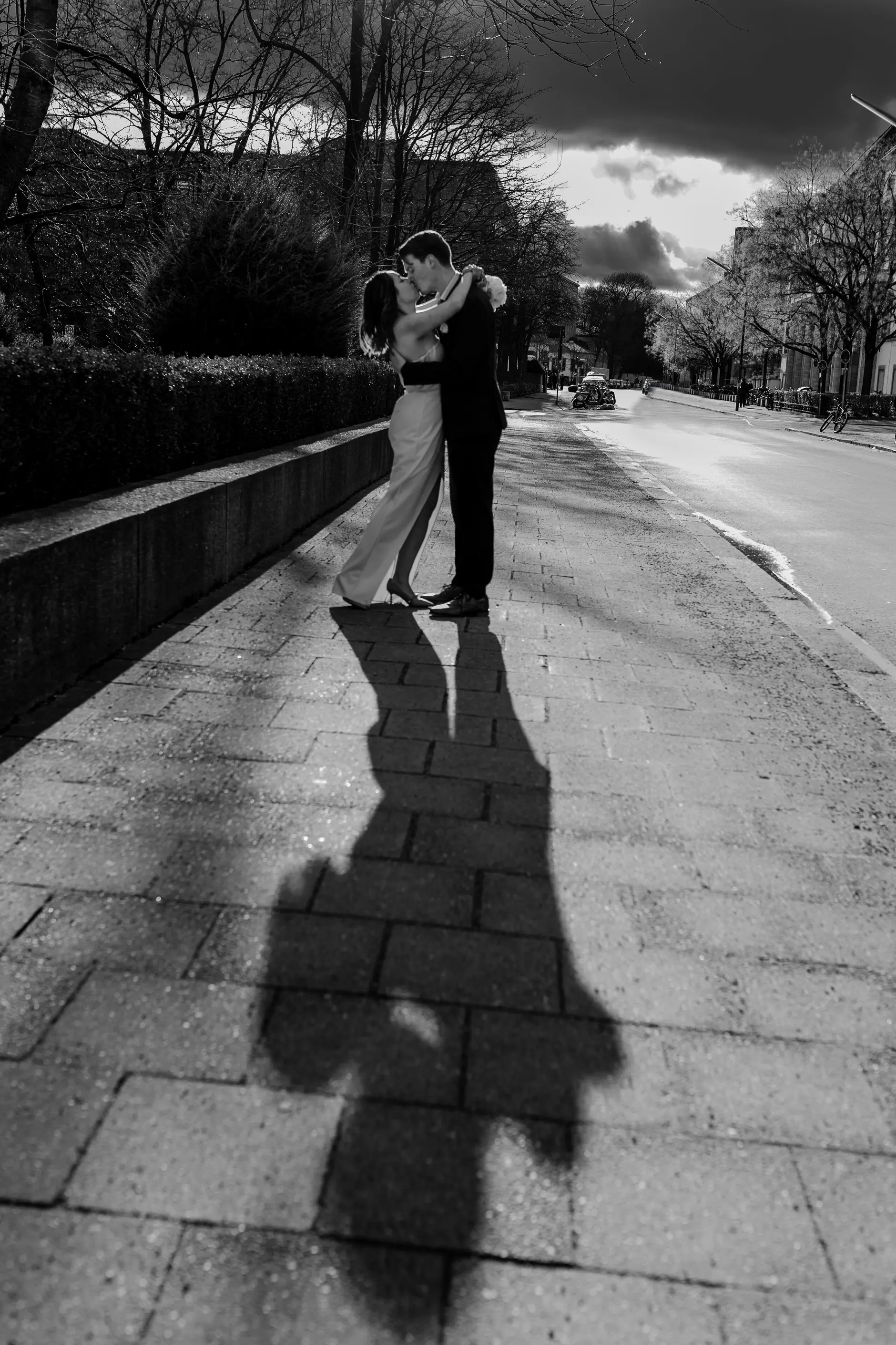 Paulina and Pascal – Wedding portraits on the streets of Schwabing, Munich