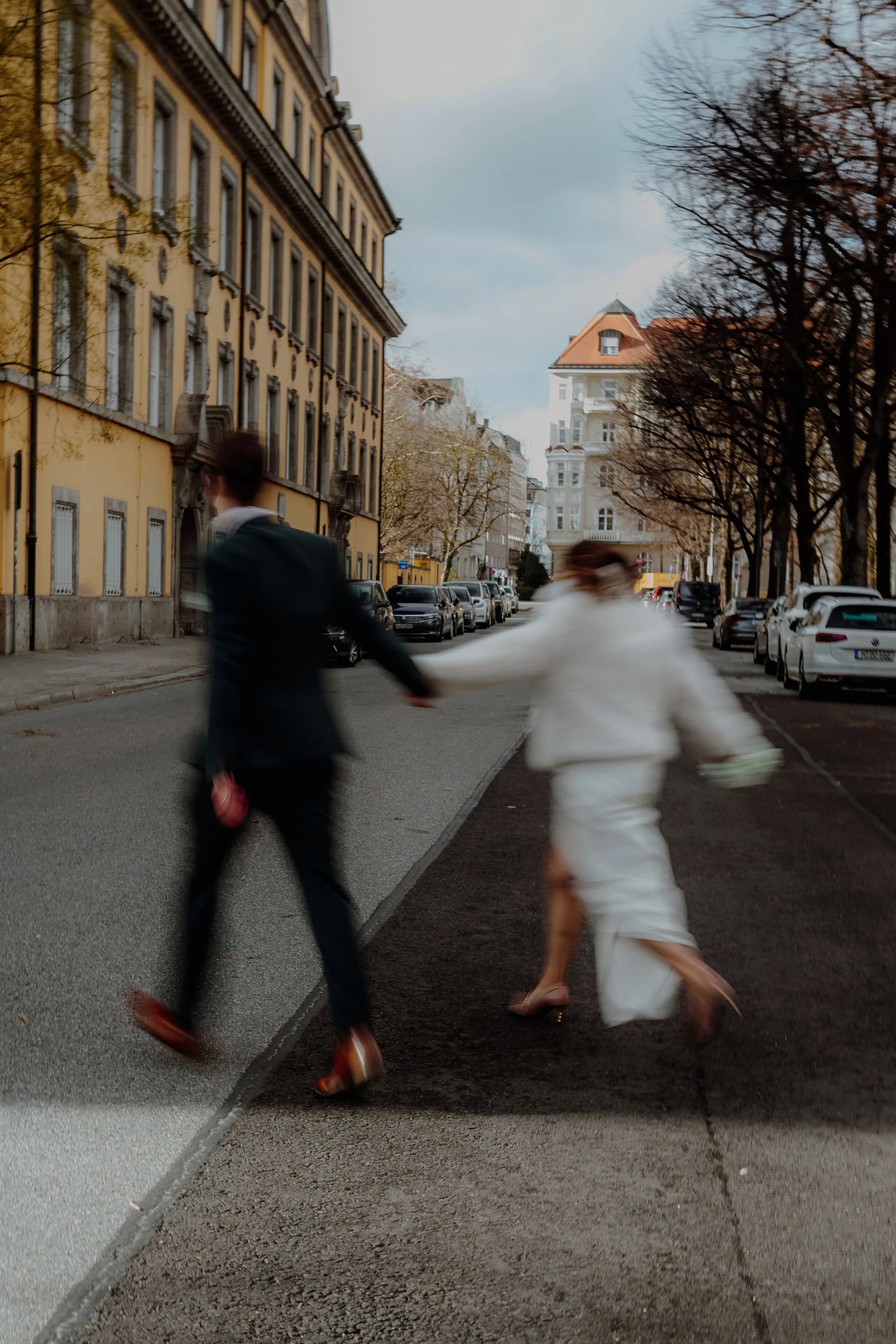 Paulina and Pascal – Wedding portraits on the streets of Schwabing, Munich